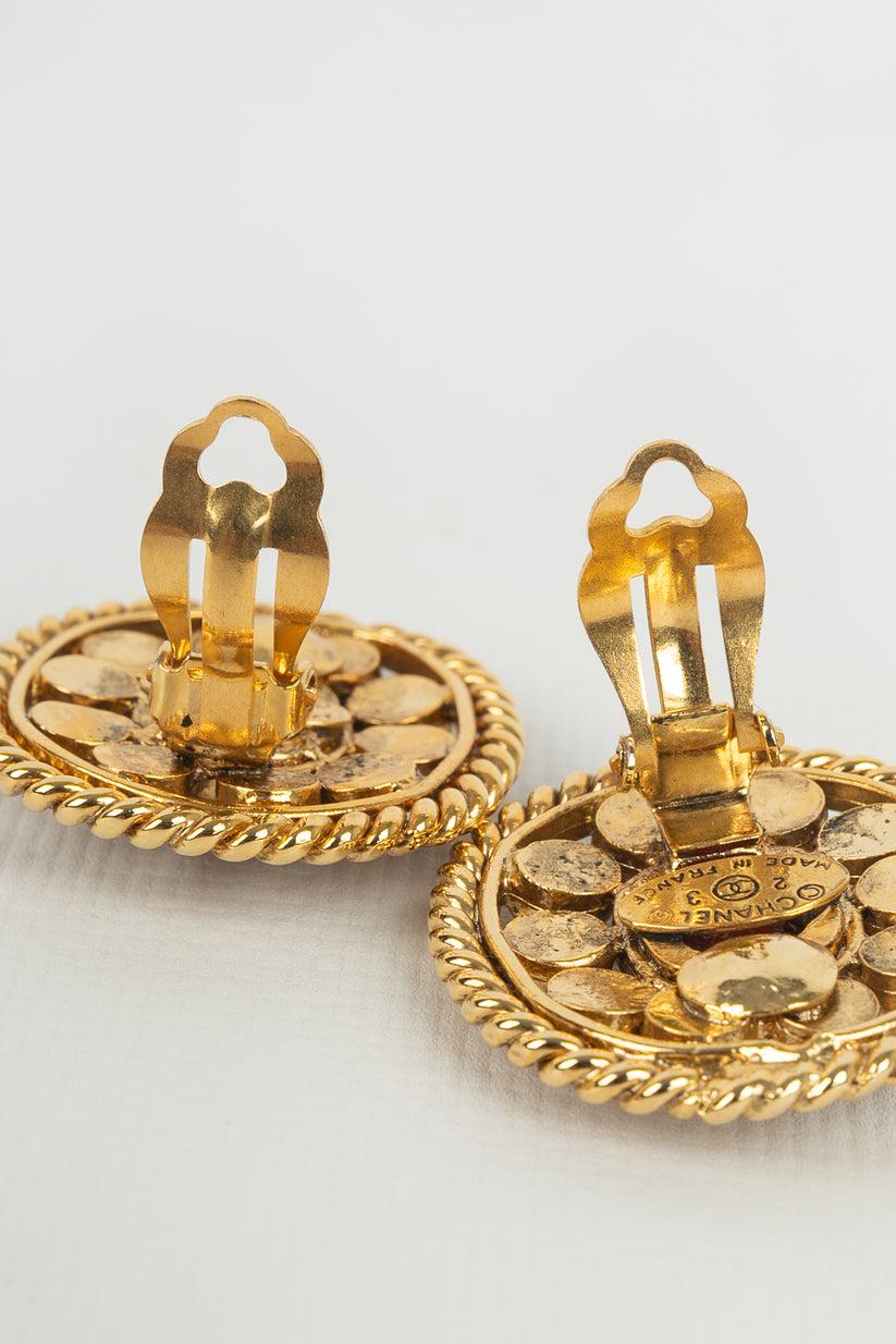 Boucles d'oreilles Chanel en métal doré pavé de strass Bon état - En vente à SAINT-OUEN-SUR-SEINE, FR