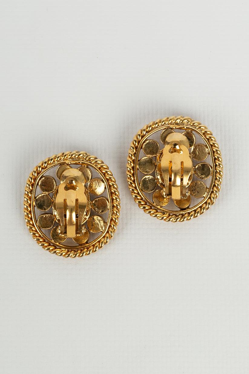 Boucles d'oreilles Chanel en métal doré pavé de strass Pour femmes en vente
