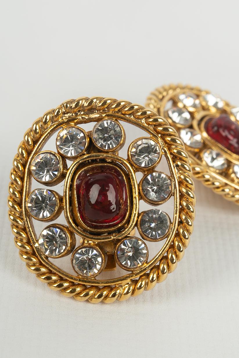 Orecchini Chanel in metallo dorato con pavé di strass in vendita 2