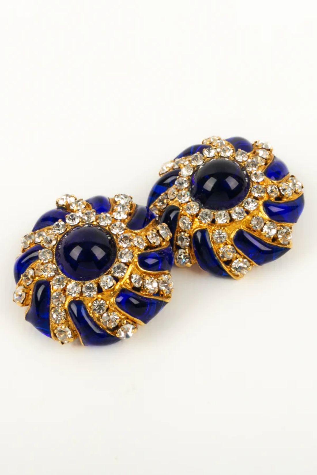 Chanel - (Made in France) Clips earrings in gold-plated metal, with blue glass paste and Swarovski rhinestones.
Gripoix workshop for Chanel. 

Additional information:
Dimensions: Ø 3.5 cm

Condition: 
Very good condition

Seller Ref number: