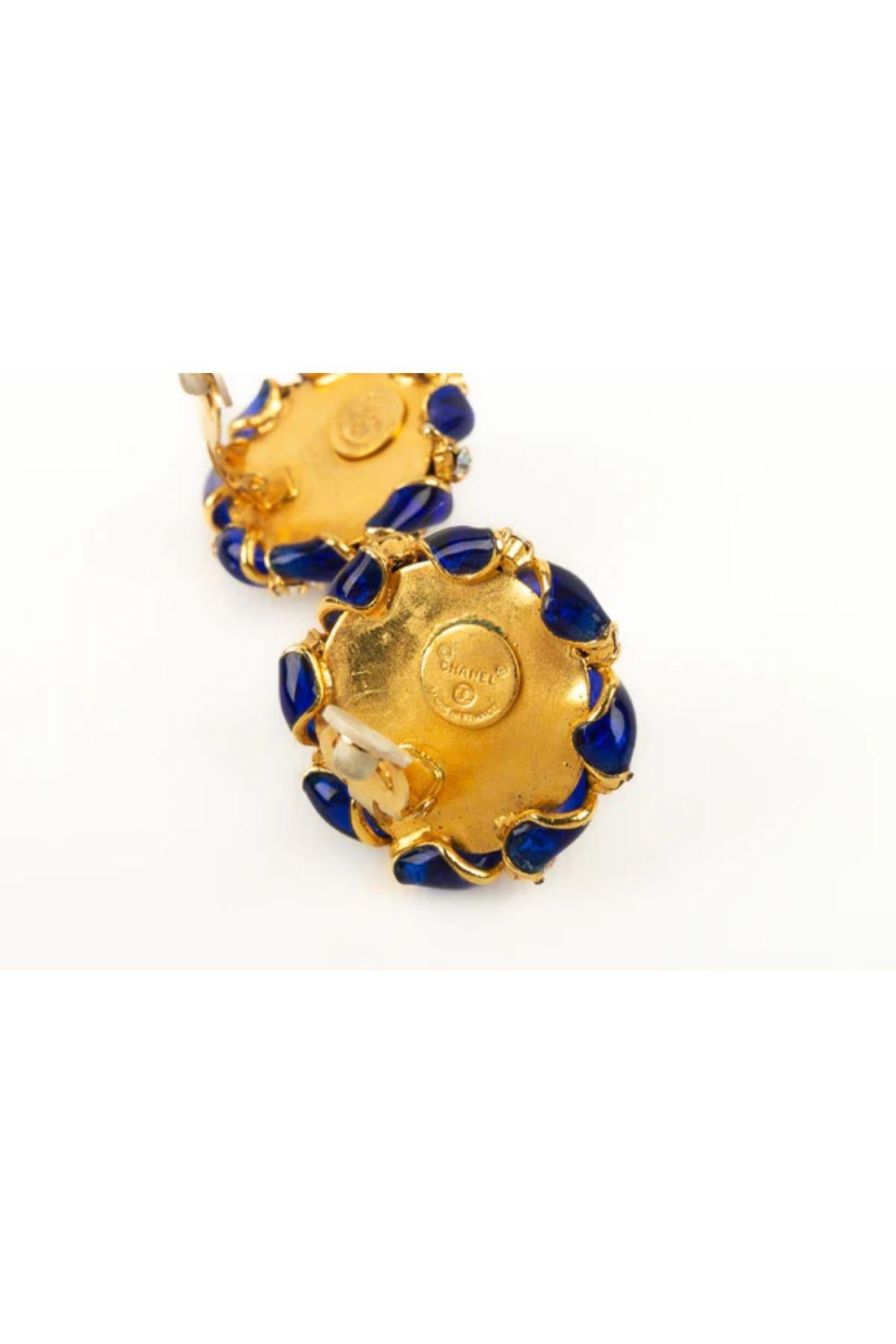 Chanel-Ohrringe aus vergoldetem Metall mit blauem Glaspastell und Strasssteinen im Zustand „Gut“ im Angebot in SAINT-OUEN-SUR-SEINE, FR