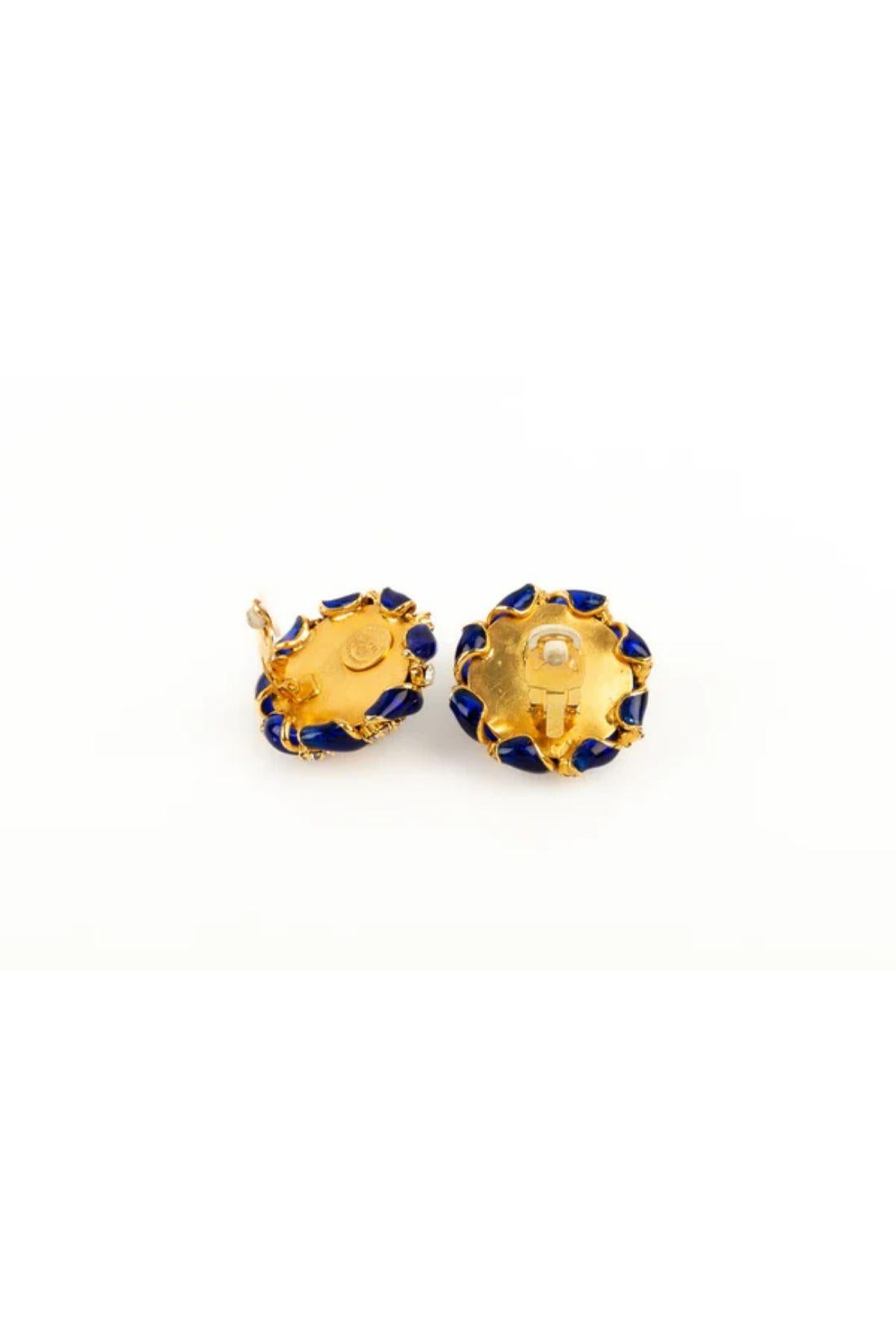 Chanel-Ohrringe aus vergoldetem Metall mit blauem Glaspastell und Strasssteinen Damen im Angebot