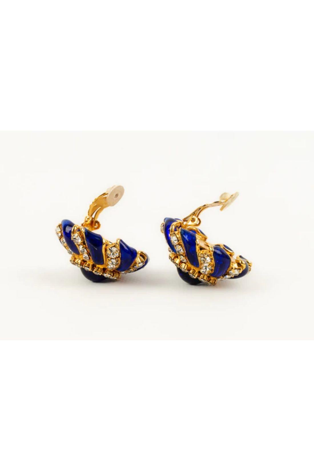 Chanel-Ohrringe aus vergoldetem Metall mit blauem Glaspastell und Strasssteinen im Angebot 1