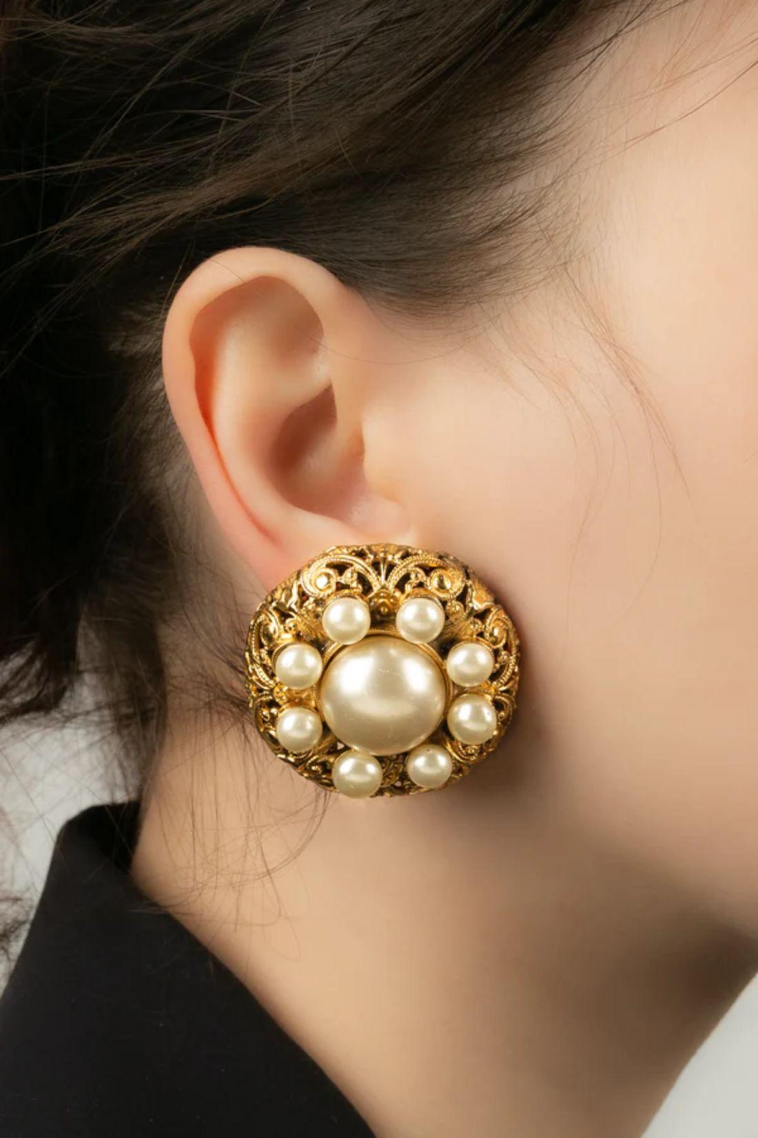 Chanel - Ohrringe aus vergoldetem Metall und mit Perlglascabochons. Zu beachten ist das Vorhandensein von Grünspan auf der Rückseite des Juwels.

Zusätzliche Informationen:
Abmessungen: Ø 3.5 cm
Zustand: Sehr guter Zustand
Verkäufer Ref Nummer: BOB33
