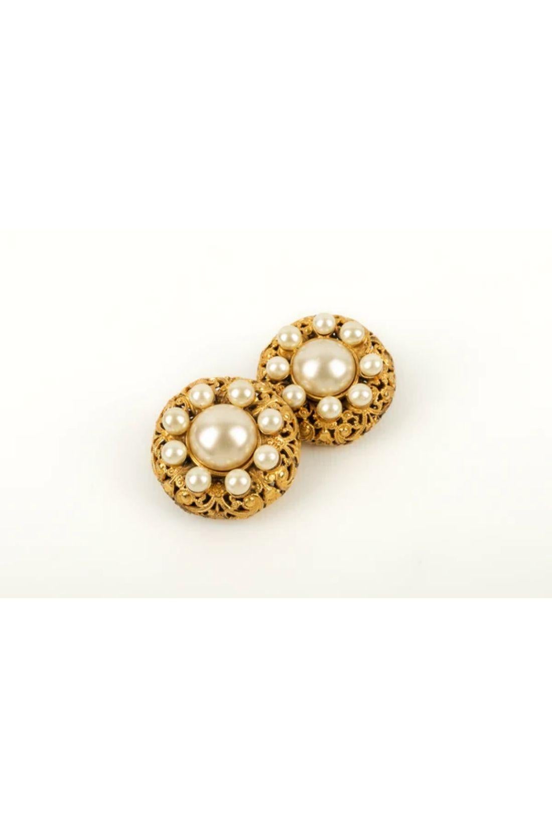 Orecchini Chanel in metallo placcato oro con cabochon in vetro perlato In condizioni buone in vendita a SAINT-OUEN-SUR-SEINE, FR