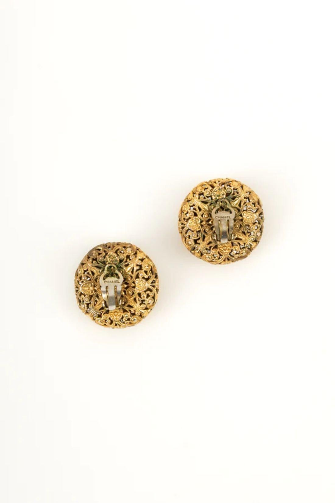 Chanel-Ohrringe aus vergoldetem Metall mit Perlenglas-Cabochons im Zustand „Gut“ im Angebot in SAINT-OUEN-SUR-SEINE, FR