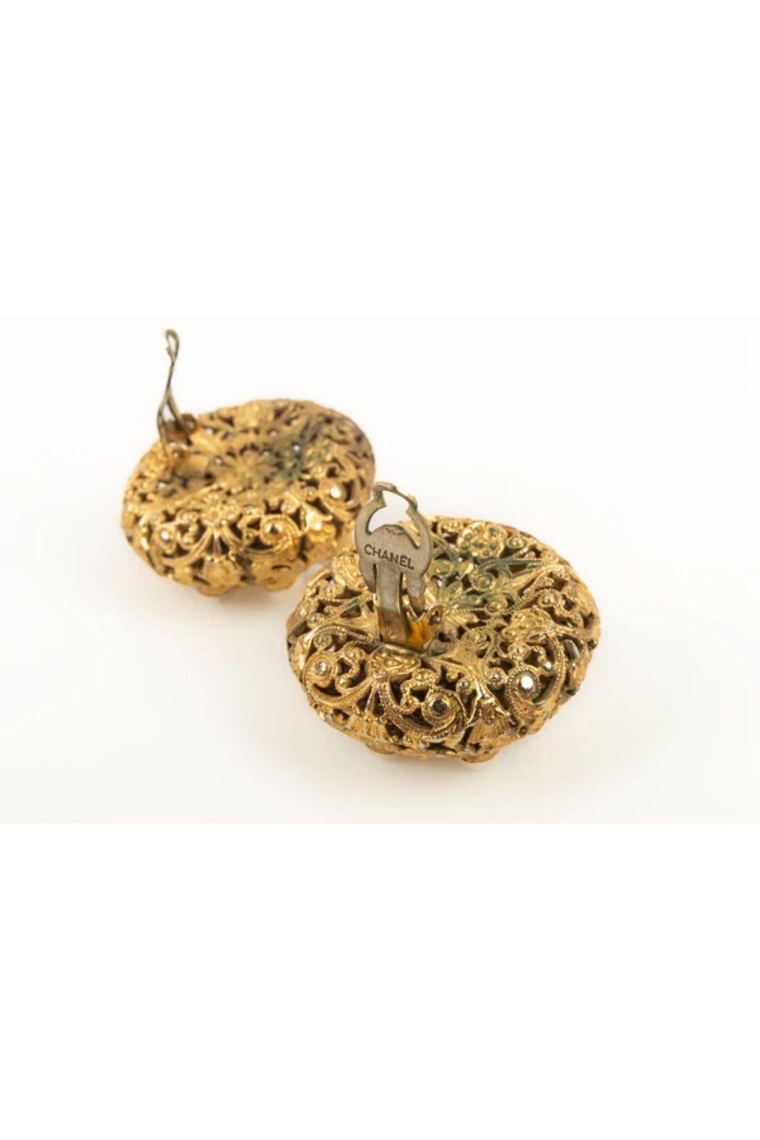 Chanel-Ohrringe aus vergoldetem Metall mit Perlenglas-Cabochons Damen im Angebot