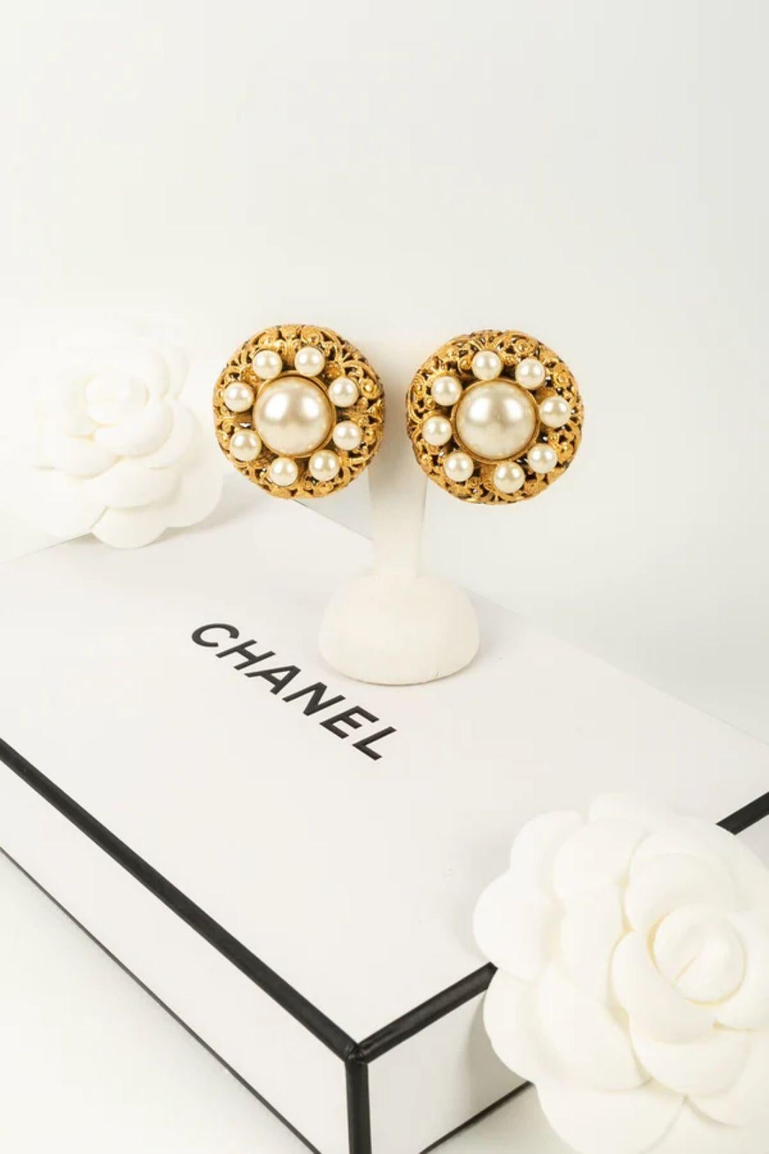 Orecchini Chanel in metallo placcato oro con cabochon in vetro perlato in vendita 3