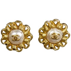 boucles d'oreilles Chanel en laiton doré et perles nacrées Circa 1980/1990