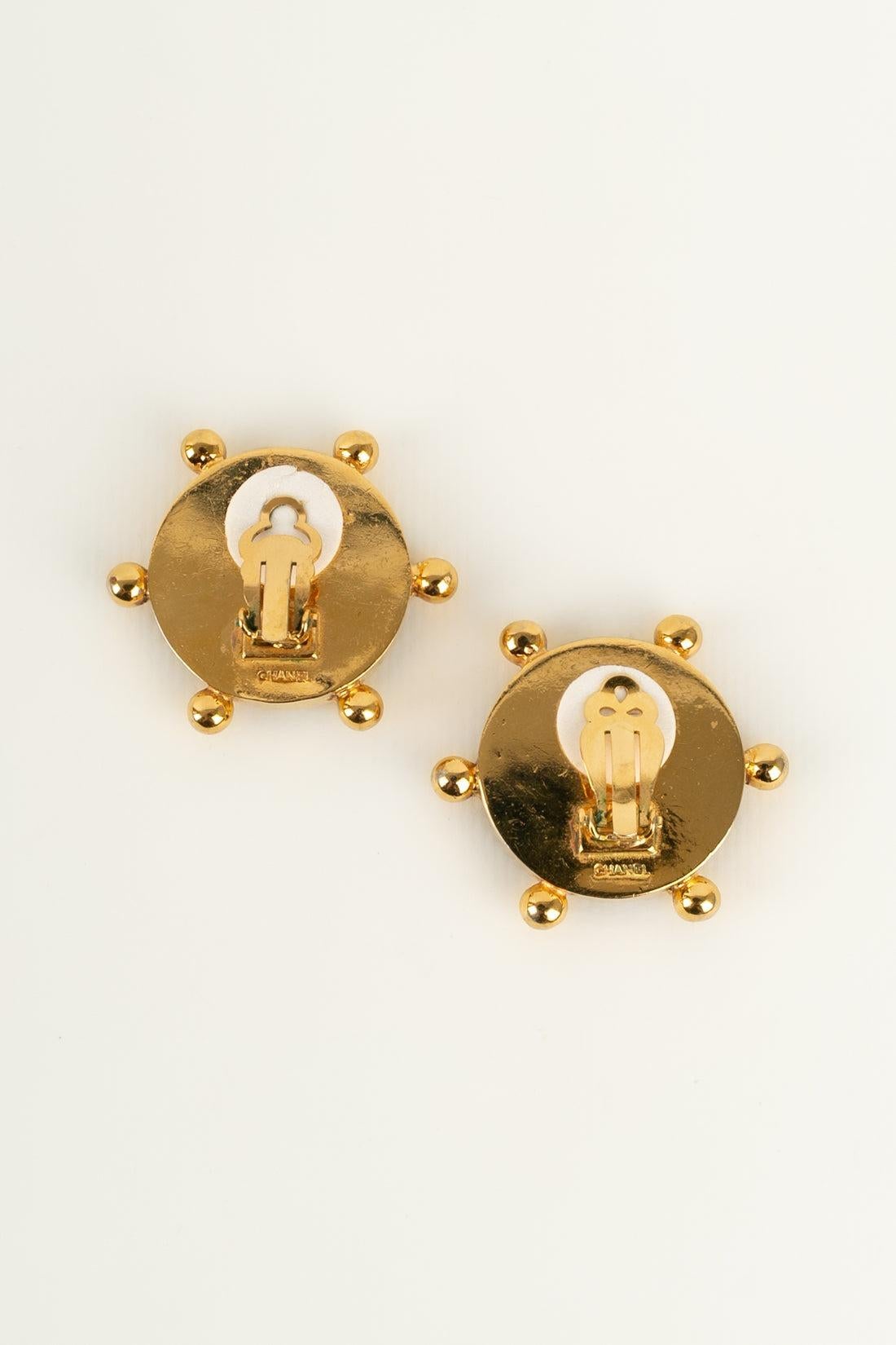Chanel Earrings in Golden Metal and Black Bakelite In Excellent Condition For Sale In SAINT-OUEN-SUR-SEINE, FR