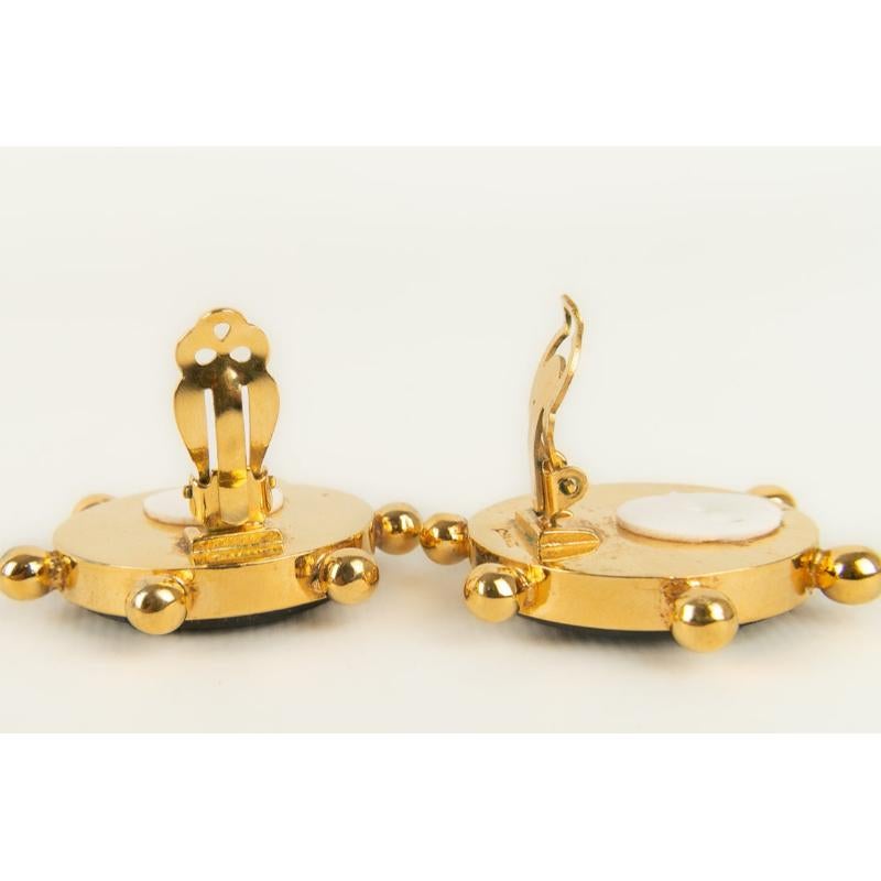 Women's Chanel Earrings in Golden Metal and Black Bakelite For Sale