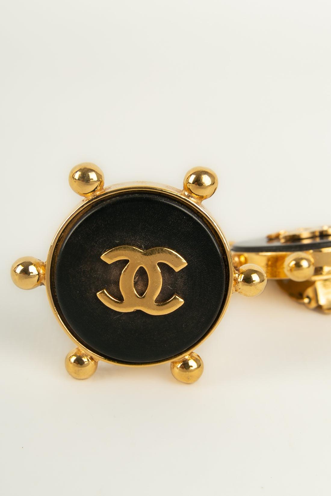 Chanel Earrings in Golden Metal and Black Bakelite For Sale 1