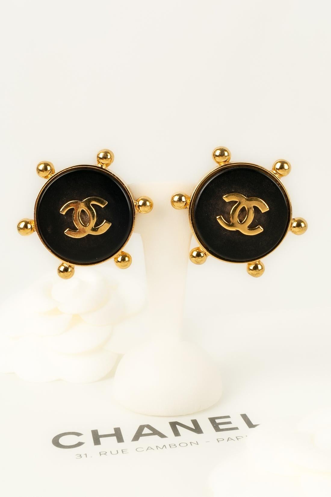 Chanel Earrings in Golden Metal and Black Bakelite For Sale 3
