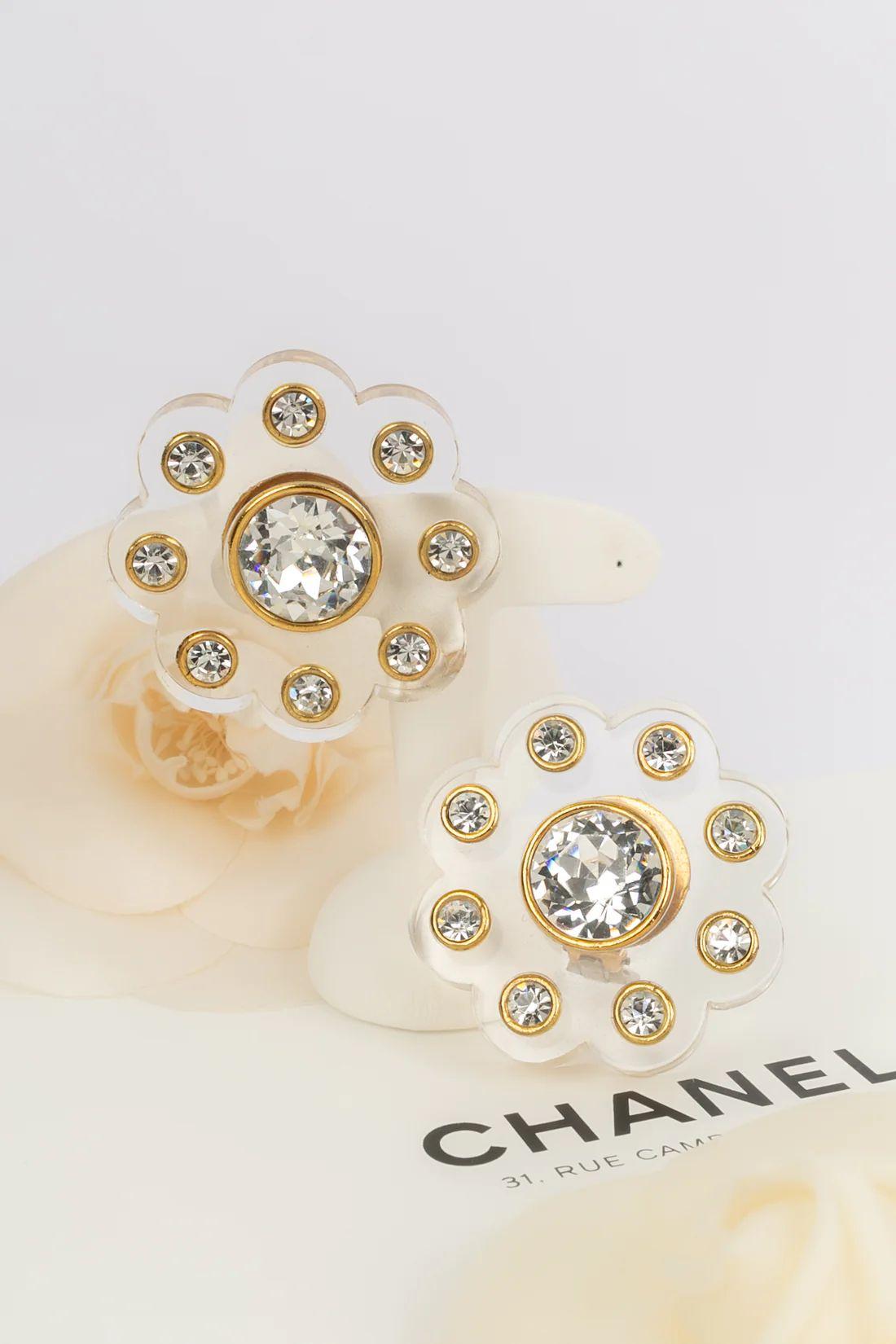 Chanel - (Made in France) Earrings in lucite and strass. Collection 2cc8.

Additional information:
Dimensions: Ø 5 cm

Condition: Very good condition

Seller Ref number: BOB24