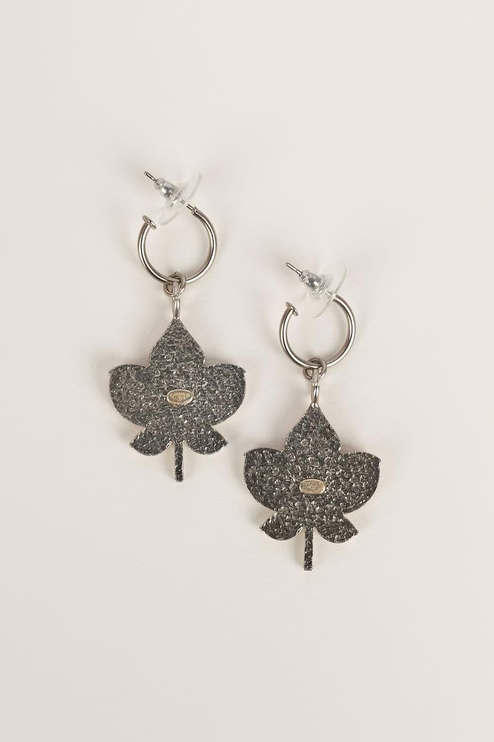 Chanel - (Made in France) Earrings in silver plated metal enamelled. Collection 2004.

Additional information:
Dimensions: 5 L cm
Condition: Very good condition
Seller Ref number: BOB89