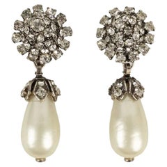 Chanel Boucles d'oreilles en métal argenté pavé de strass