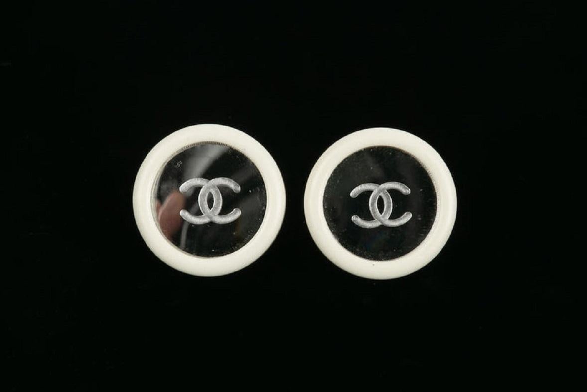 Boucles d'oreilles Chanel en résine blanche et miroir gravé d'un logo CC, 1995 Excellent état - En vente à SAINT-OUEN-SUR-SEINE, FR