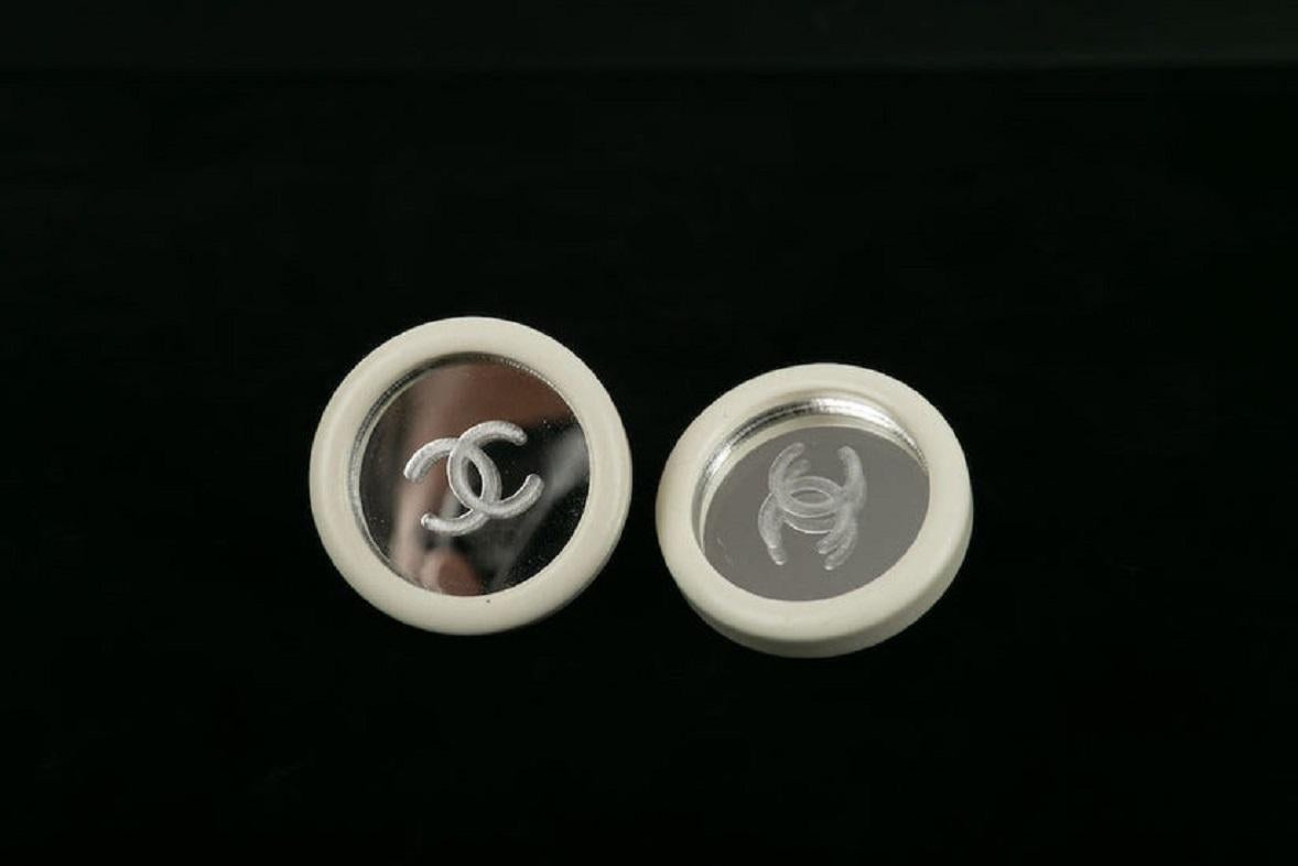Boucles d'oreilles Chanel en résine blanche et miroir gravé d'un logo CC, 1995 Pour femmes en vente