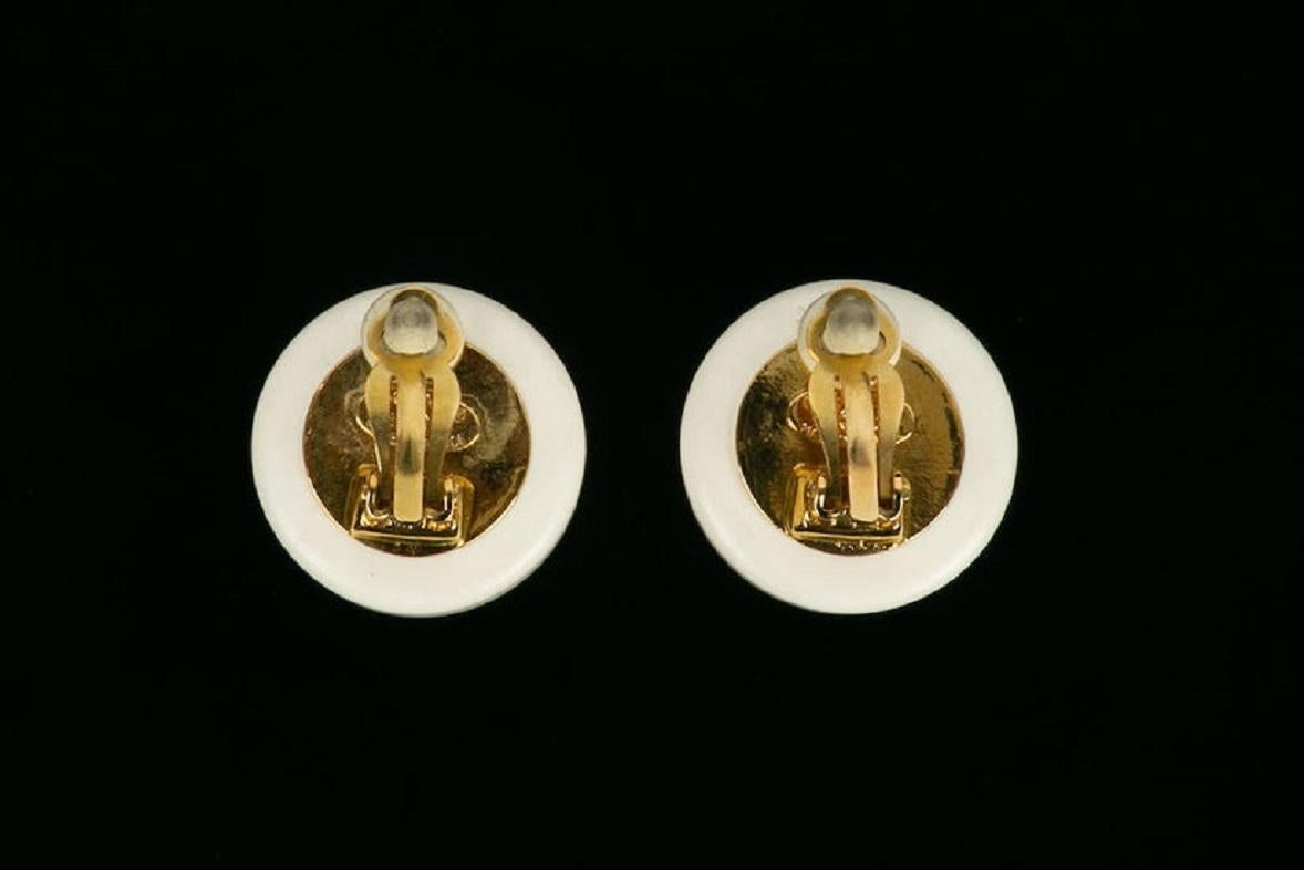 Chanel-Ohrringe aus weißem Harz und Spiegel, graviert mit dem CC-Logo, 1995 im Angebot 1
