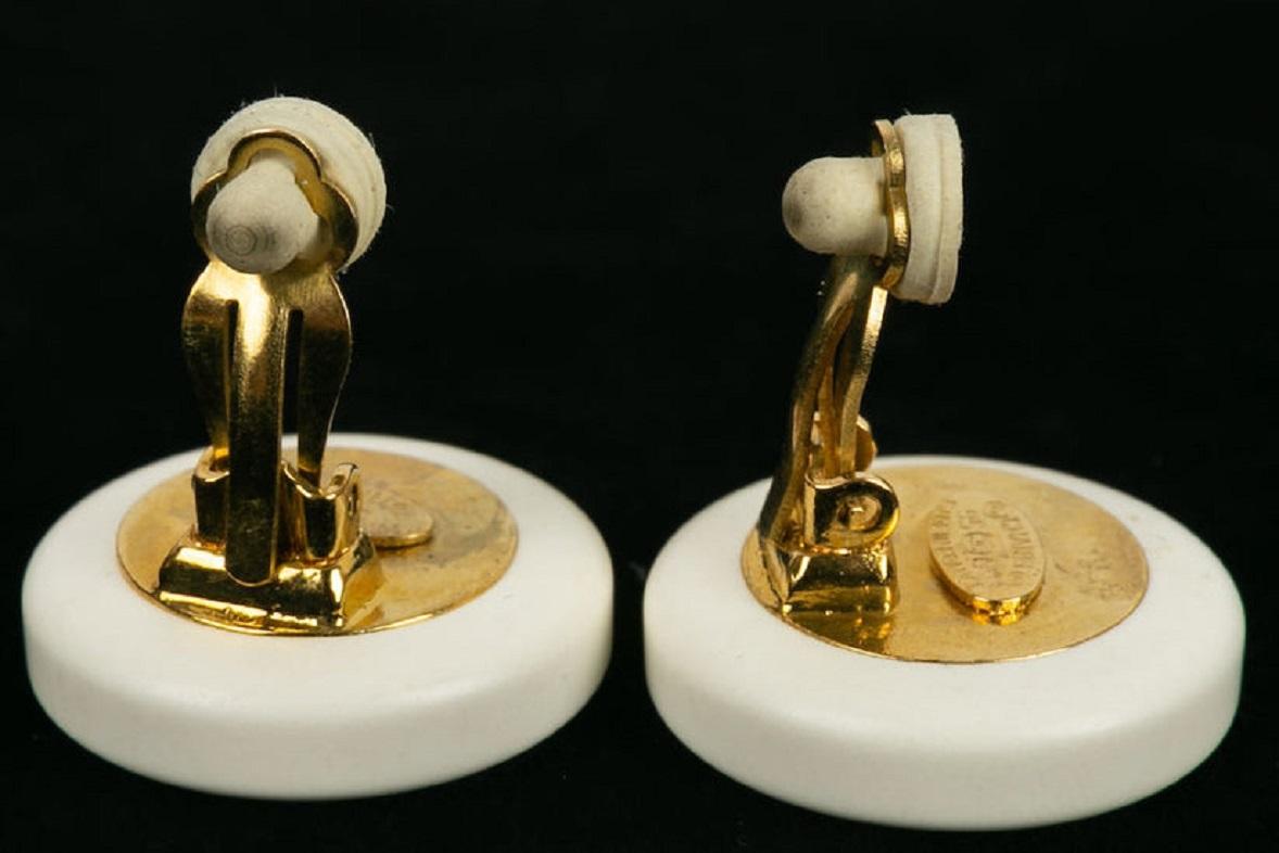 Chanel Earrings in White Resin and Mirror Engraved with a CC Logo, 1995 In Excellent Condition For Sale In SAINT-OUEN-SUR-SEINE, FR