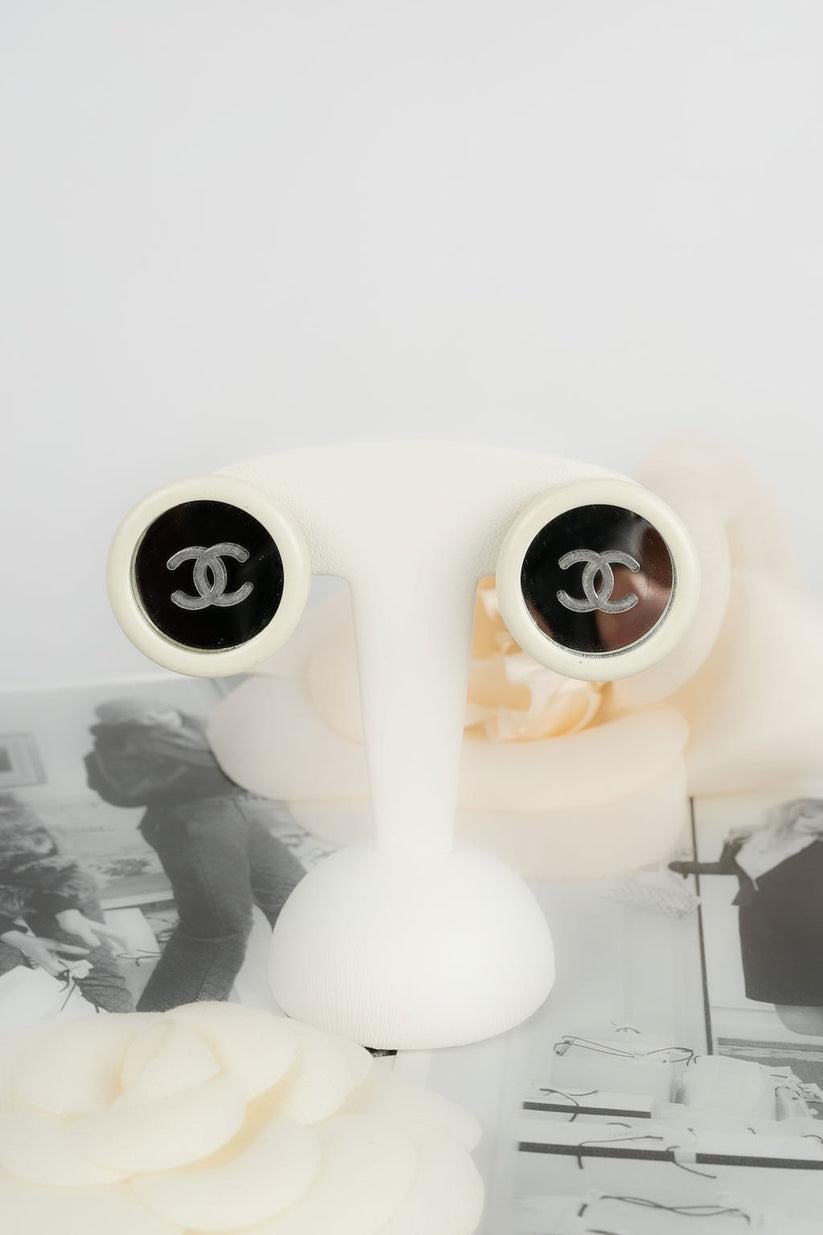 Chanel-Ohrringe aus weißem Harz und Spiegel, graviert mit dem CC-Logo, 1995 im Angebot 4