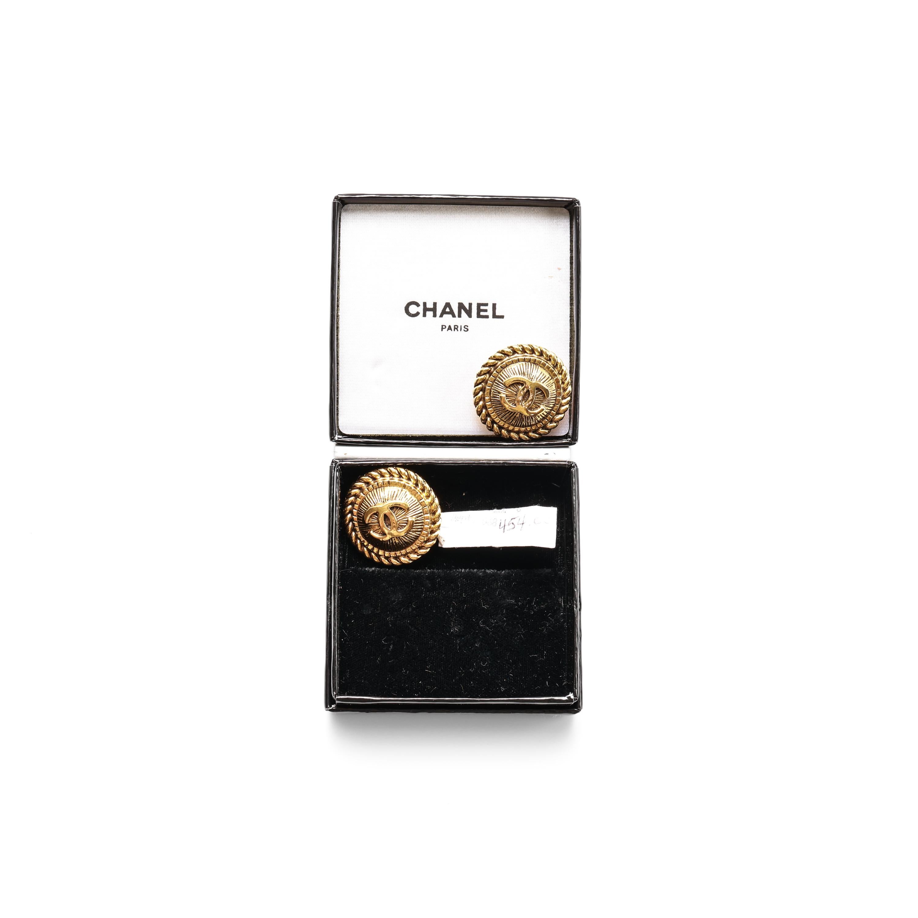 Questi orecchini a clip Karl Lagerfeld for Chanel CC Chanel in ottime condizioni, provenienti dalla Francia, non presentano alcun segno di usura (ad eccezione dei pad attaccati ai fermagli). Sono contenuti nella loro scatola originale Chanel e sono