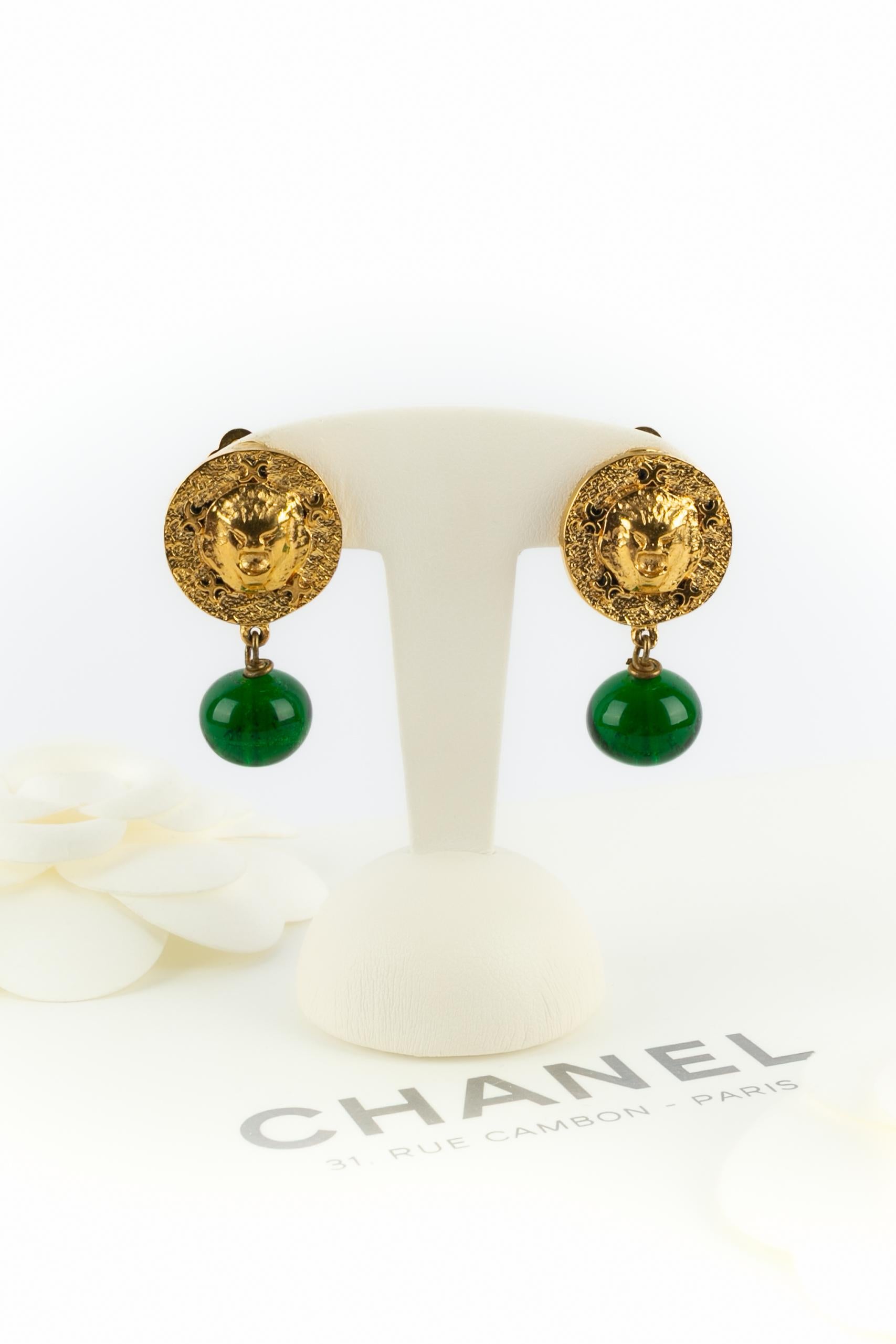 CHANEL - (Made in France) Goldene Ohrringe aus Metall mit grüner Glaspaste, die Löwenköpfe darstellen. Arbeiten aus dem Atelier Goossens für das Haus Chanel.

Bedingung:
Sehr guter Zustand

Abmessungen:
Länge: 3.5 cm

SKU:BOB205
