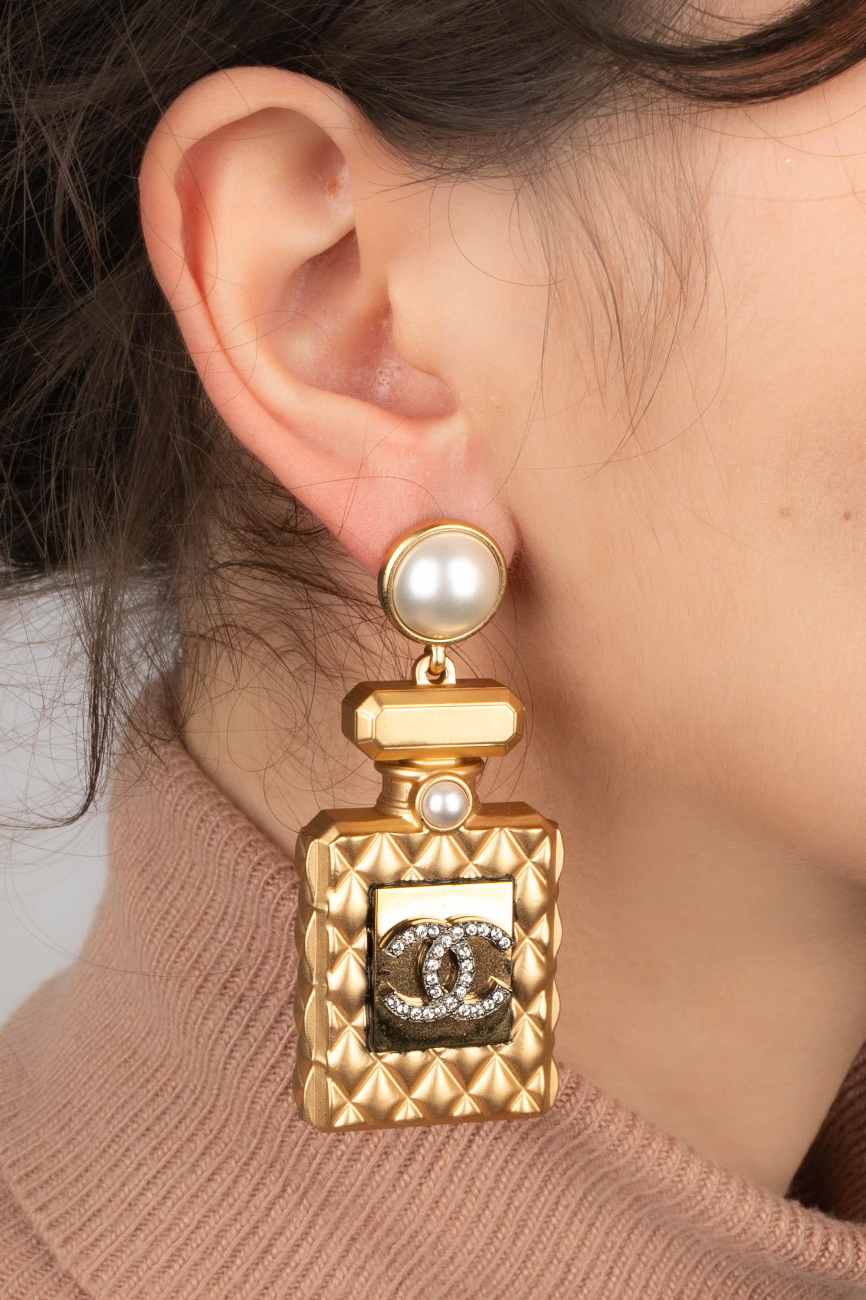 Chanel - (Made in France) Golden metal earrings with costume pearly cabochons and rhinestones. A 2020 Collection.

Additional information:
Condition: Very good condition
Dimensions: Length: 6.5 cm
Period: 21st Century

Seller Reference: BOB56
