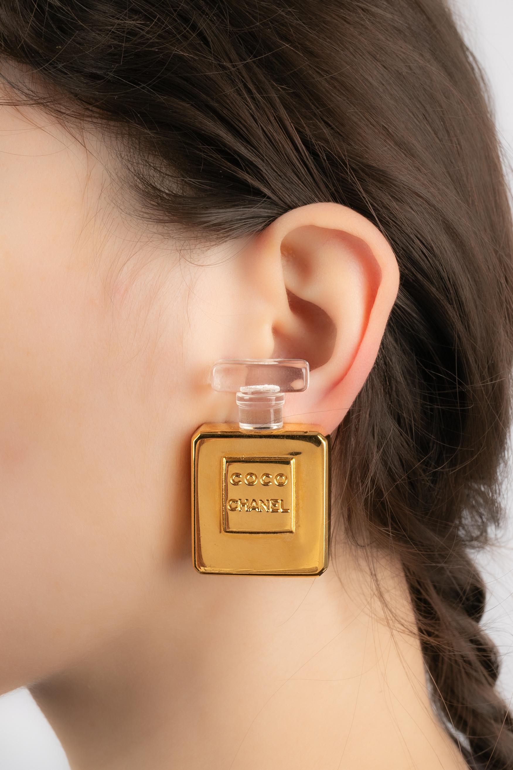 CHANEL - Golden metal earrings representing a No 5 perfume bottle.

Condition:
Very good condition

Dimensions:
Height: 4.3 cm

BOB108
