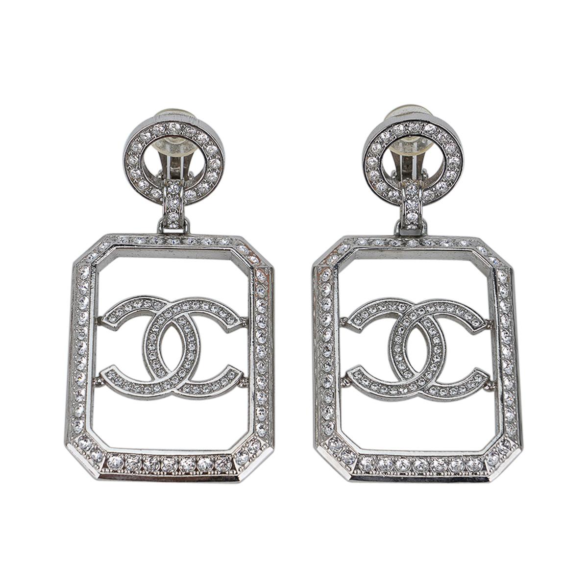 Mightychic offers a rare Chanel rectangular CC dangle earrings.
Diamante around rectangle and center CC.
Setting has Art Deco influence.
Clip on earrings.
Chic and timeless.
Silver hardware.
Rear Chanel plaque.
Comes with Chanel packaging.
See
