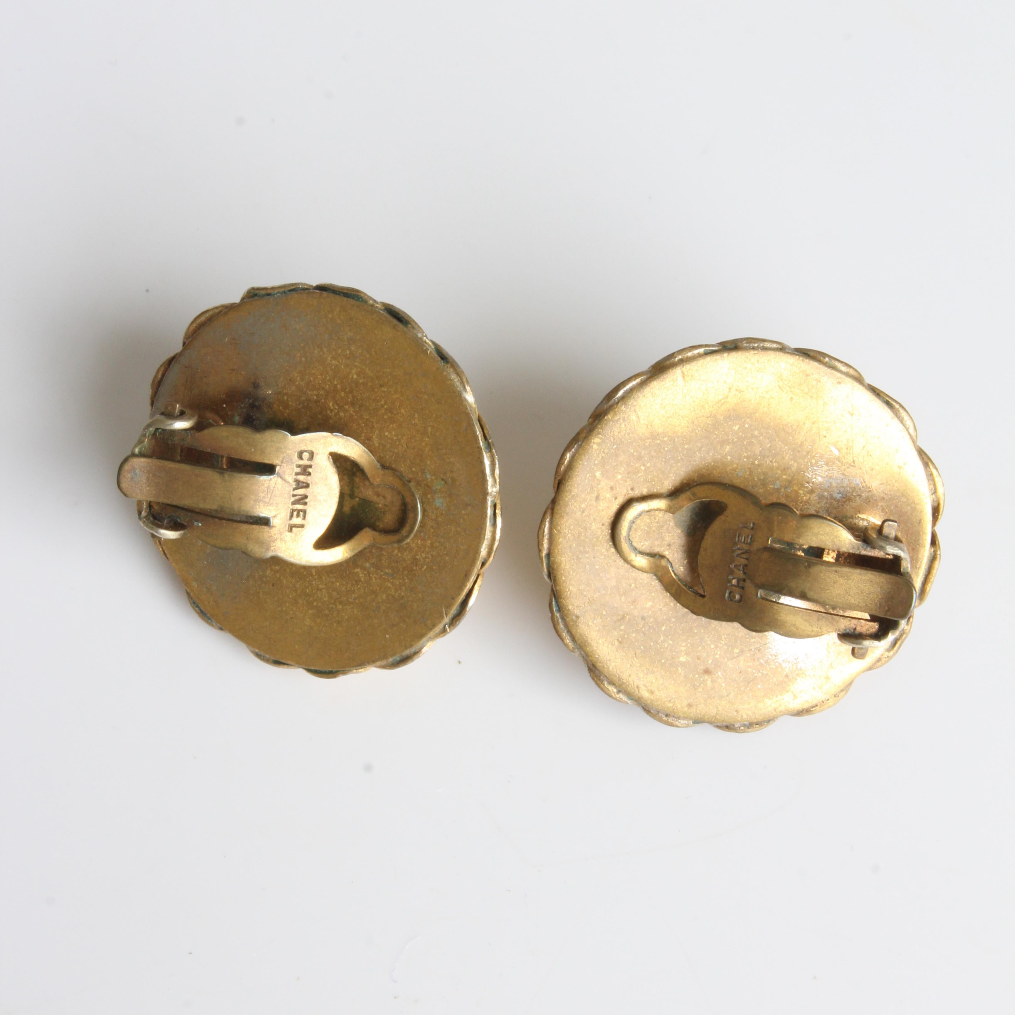 Chanel Earrings Roaring Lion Head Clip Style Gold Metal Rare Vintage 1970s  For Sale 11