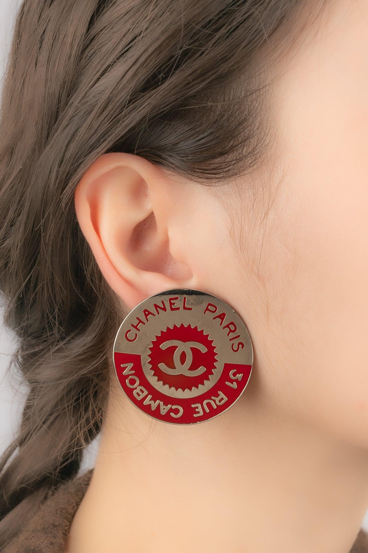 CHANEL - (Made in France) Silvery metal circular earrings enameled with red.

Additional information:
Condition: Good condition
Dimensions: Height: 4 cm

SKU:BOB207