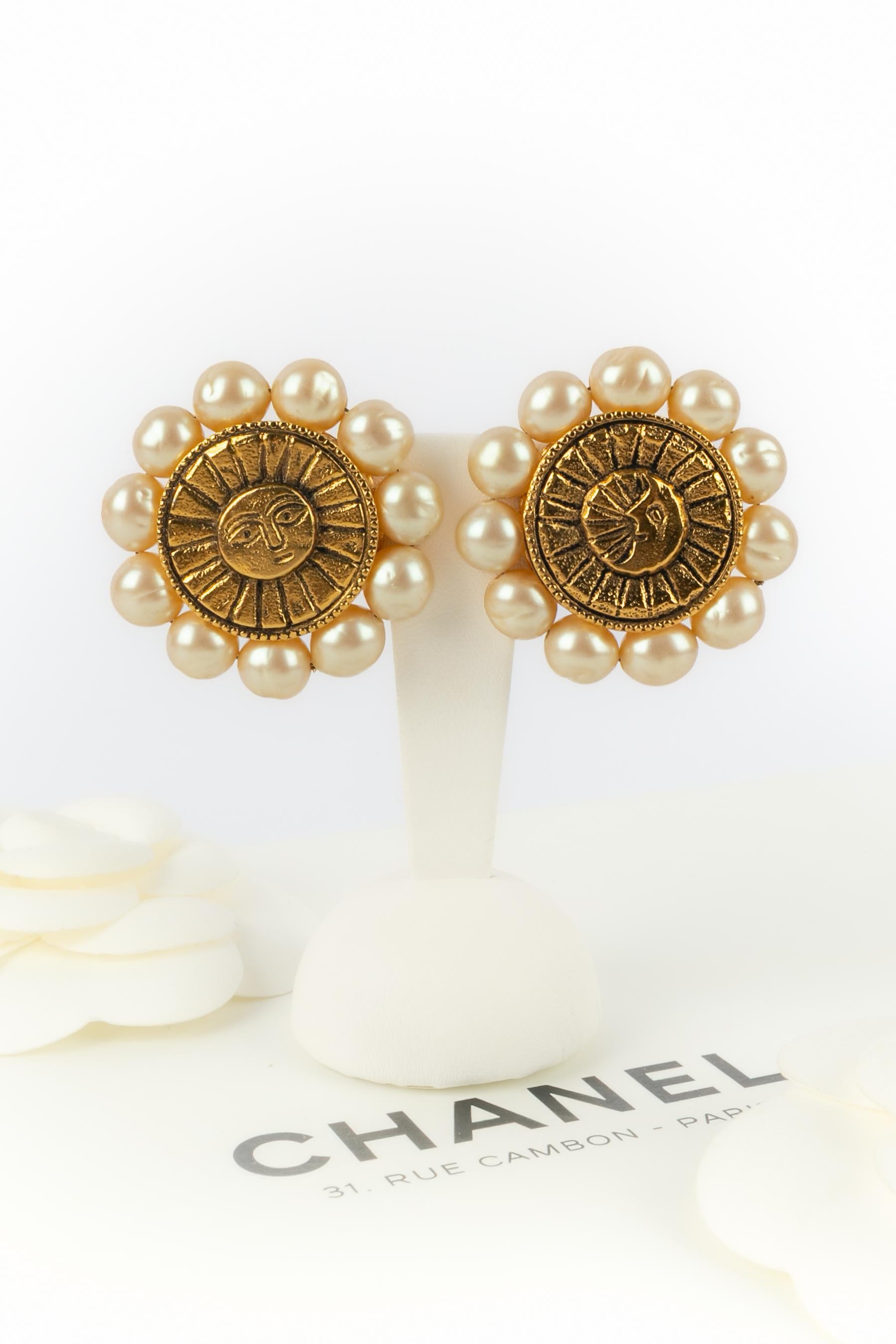 CHANEL - (Fabricado en Francia) Pendientes de clip de metal dorado con perlas de fantasía que representan un sol y una luna.

Estado:
Muy buen estado

Dimensiones:
Diámetro: 4 cm

SKU:BOB142