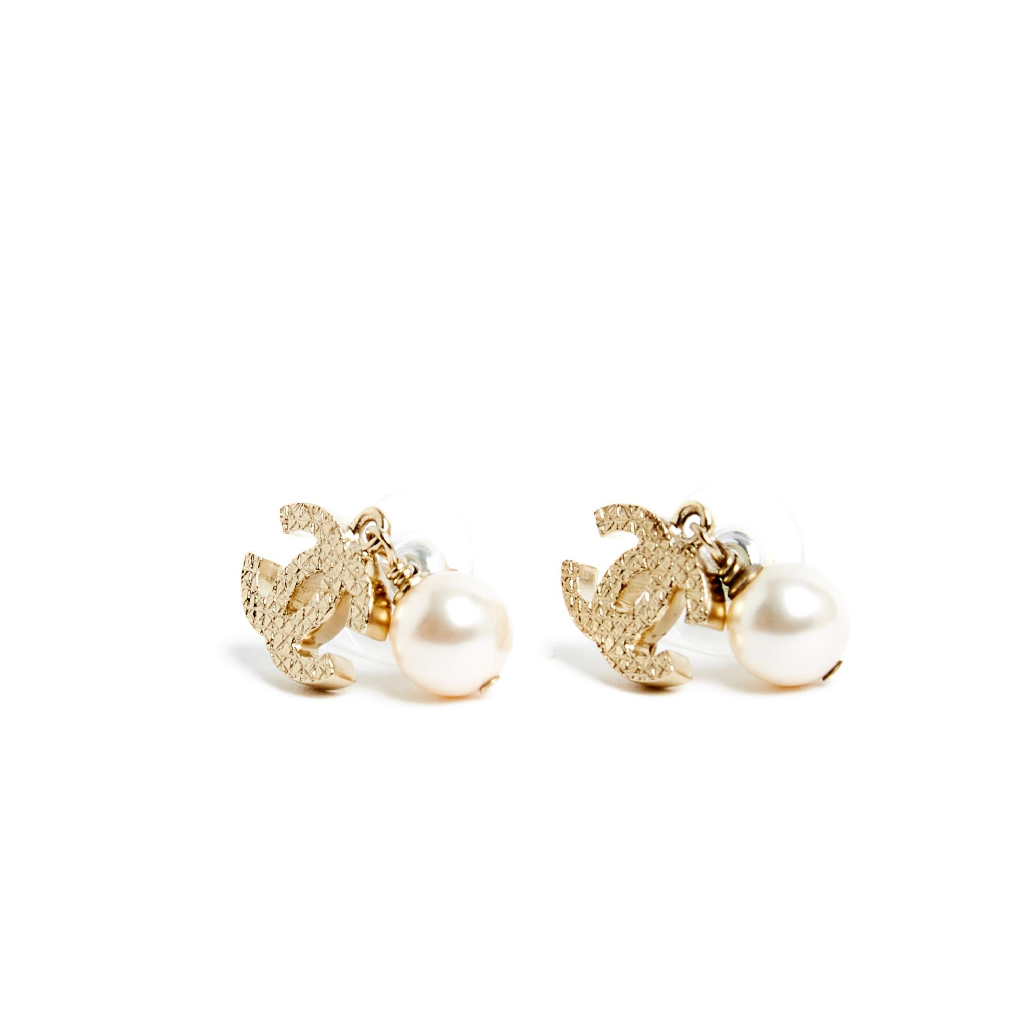 Chanel earrings stud Golden Quilted CC and fancy pearl In Excellent Condition In PARIS, FR