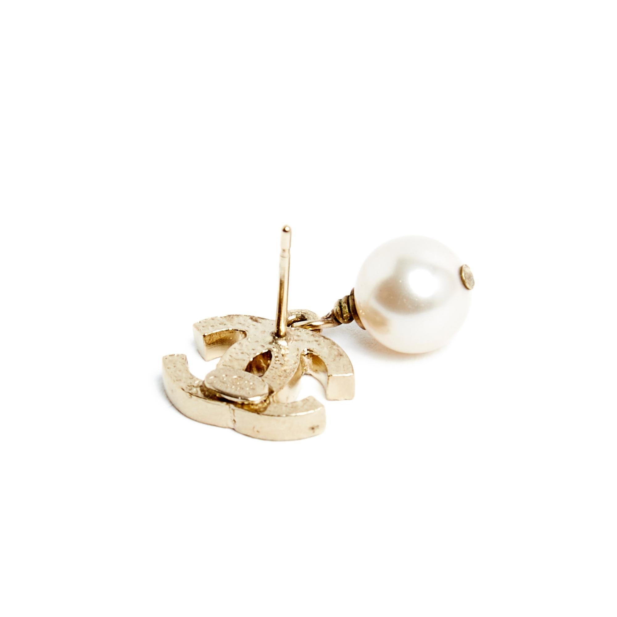 Women's or Men's Chanel earrings stud Golden Quilted CC and fancy pearl