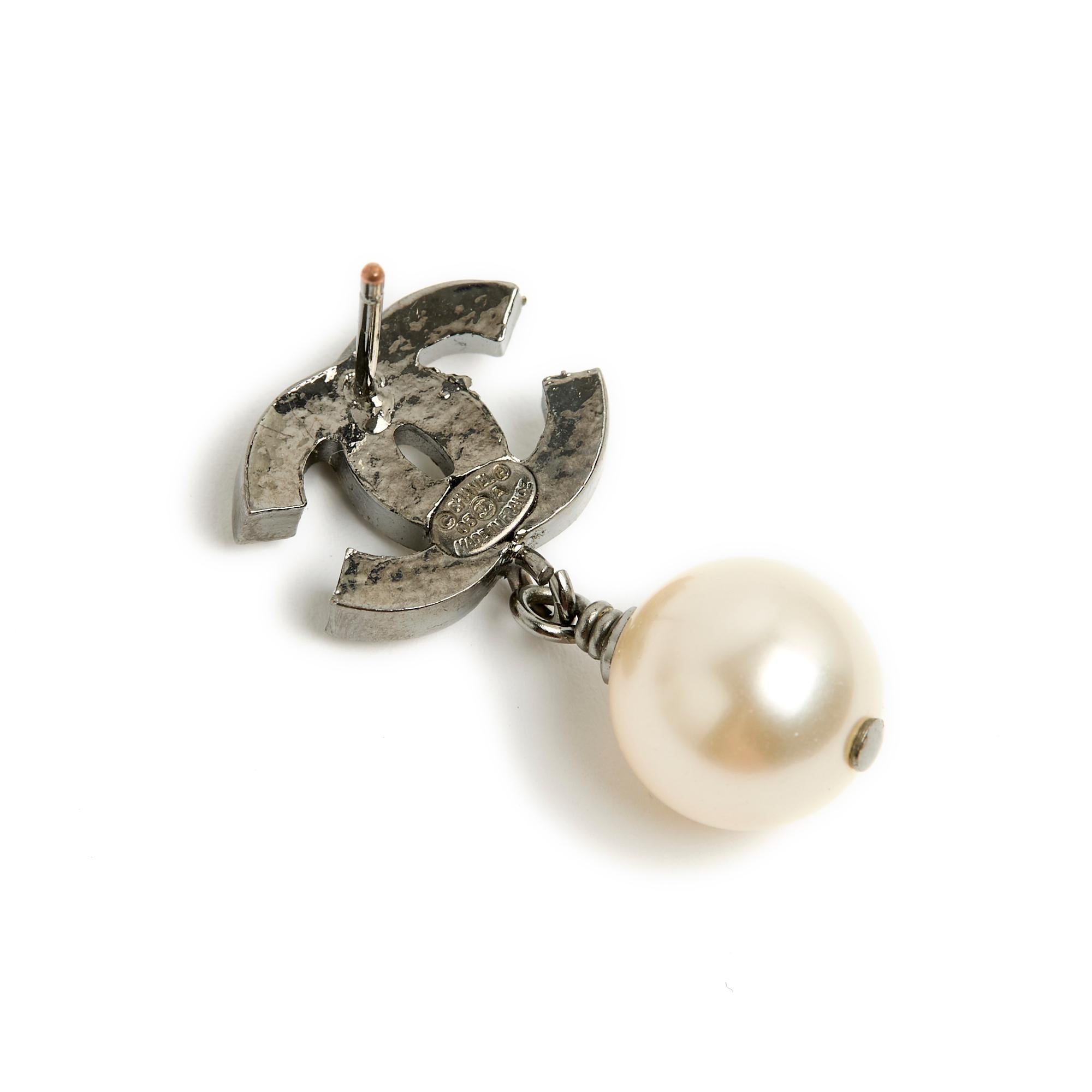 Chanel Ohrstecker aus schwarzem Silber Medium CC und mittelgroßer Fancy Perle im Zustand „Hervorragend“ im Angebot in PARIS, FR
