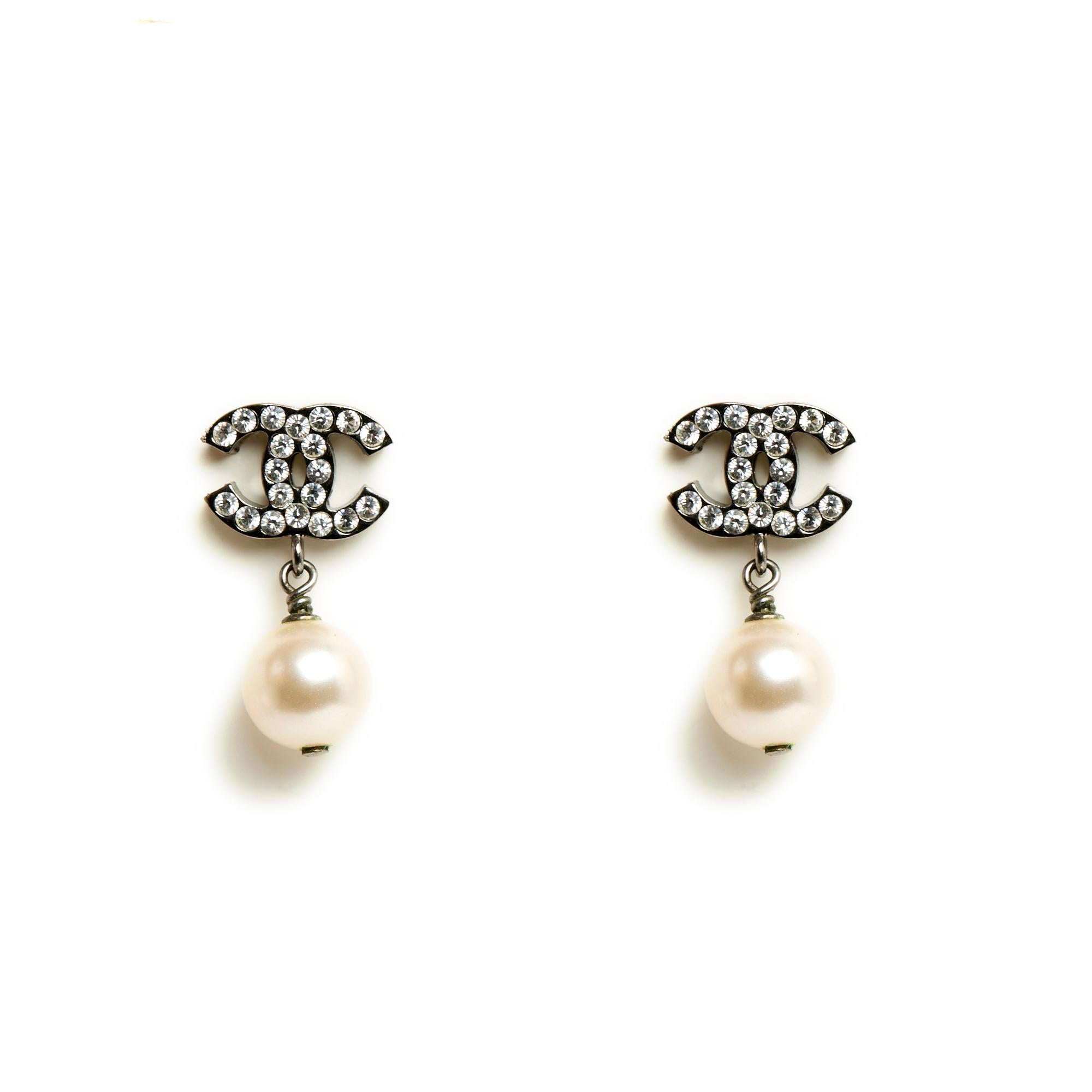 Women's Chanel earrings Studs Black silver medium CC and medium fancy pearl For Sale