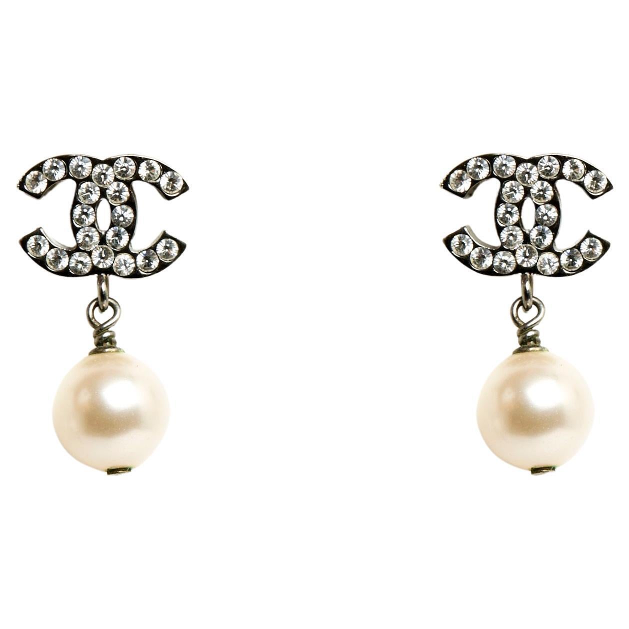 Pendientes Chanel Studs Plata negra mediana CC y perla fantasía mediana en venta