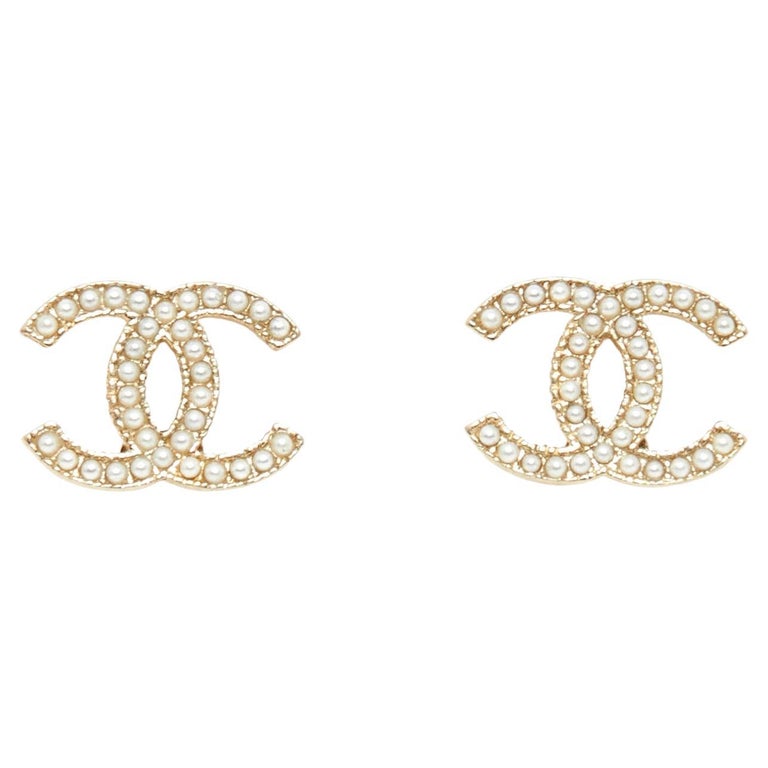 Chanel Ohrstecker mittelgroße goldene und normale Perlen bei 1stDibs