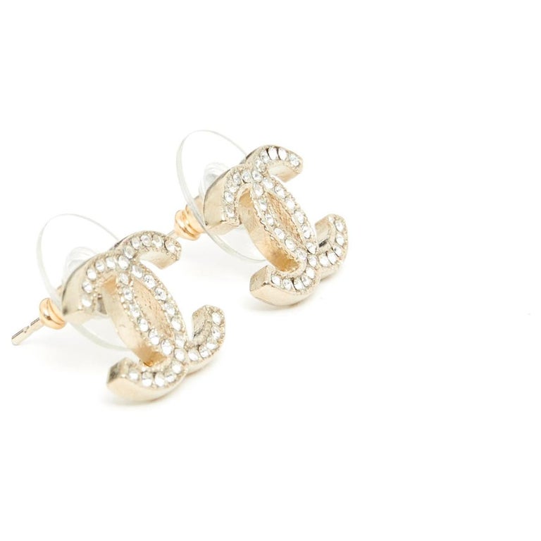 Chanel Earrings Studs Medium golden and regular pearls For Sale at 1stDibs
