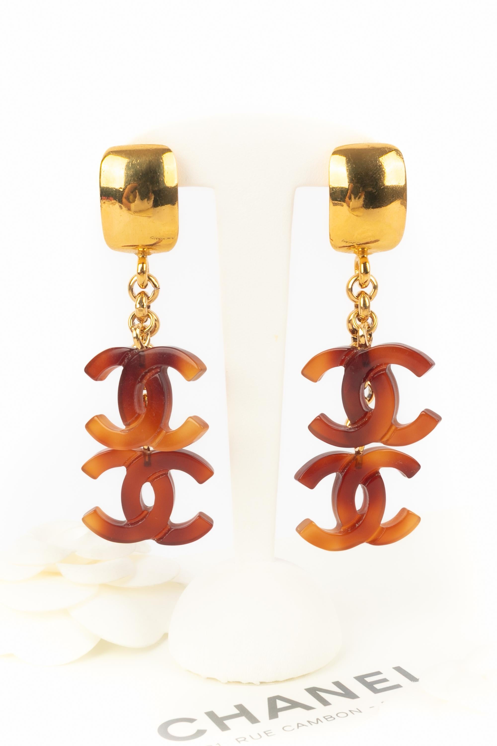 CHANEL - (Fabriqué en France) Boucles d'oreilles en métal doré avec deux logos cc en résine d'écaille. Collectional printemps-été 1994, sous la direction artistique de Karl Lagerfeld.

Condit :
Très bon état.

Dimensions :
Longueur : 9 cm

SKU:BOB8