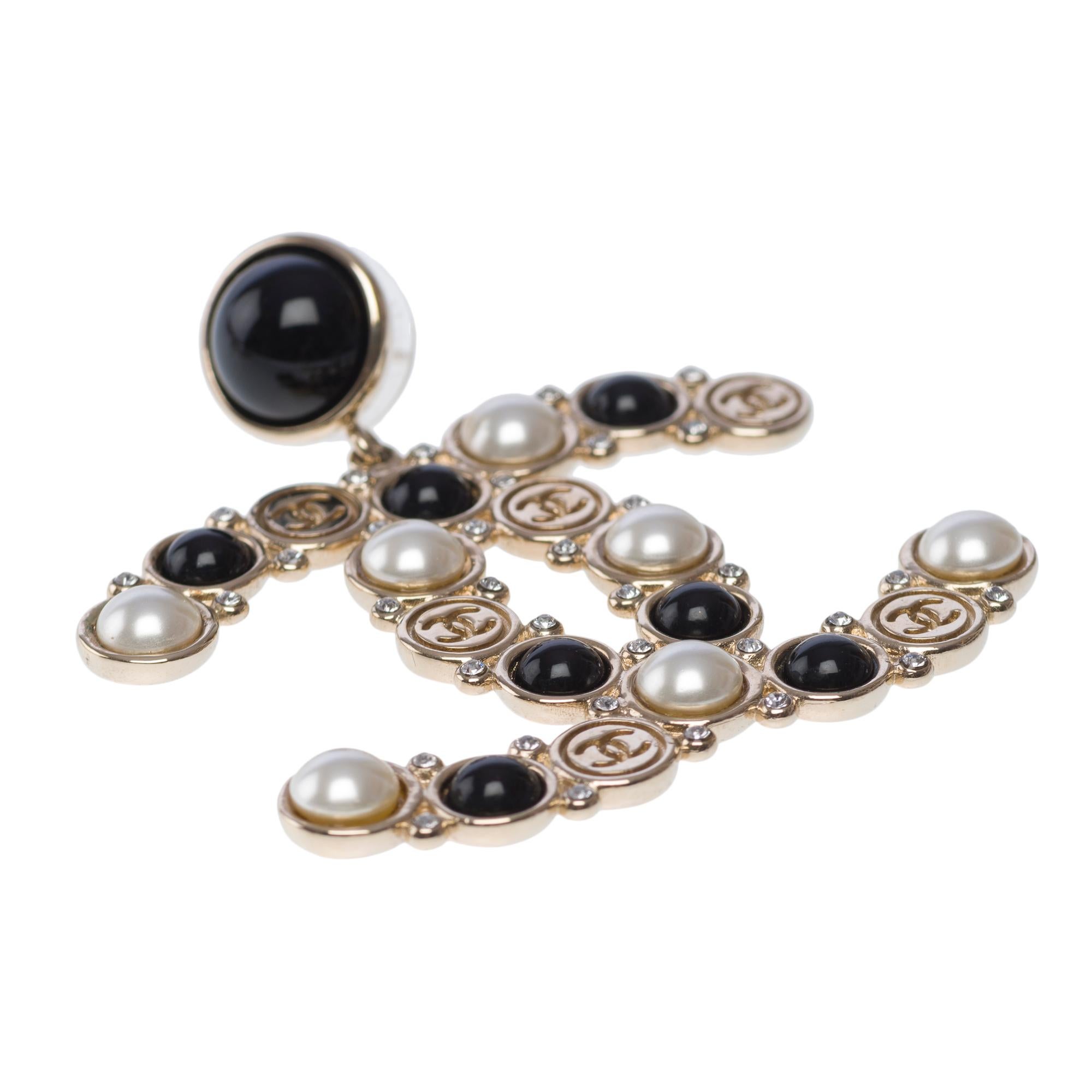 Contemporain Boucles d'oreilles Chanel surmontées de fausses perles, de strass et de résine