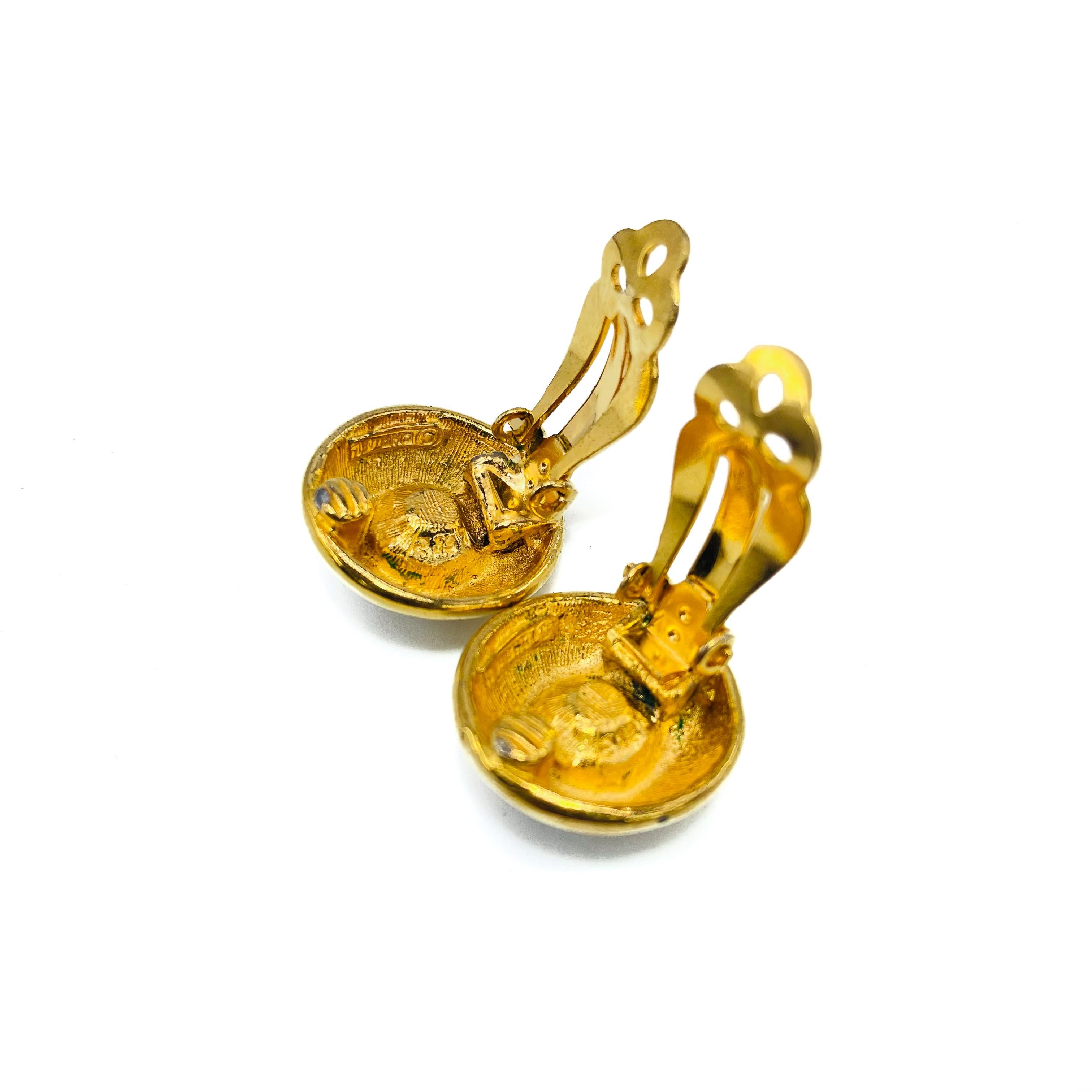 Chanel Vintage 1970s CC Earrings 

Beautifully timeless clip on earrings from Chanel - still the most desirable fashion house in the world

Detail
-Crafted from 24 Karat gold plated metal and set with a crystal
-Features the CC chanel logo
-Made in