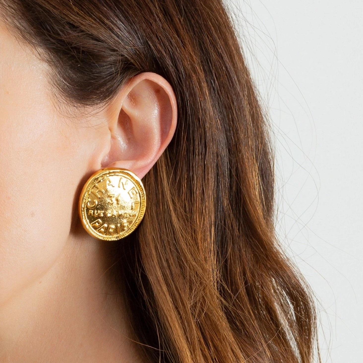 Chanel 1980s vintage clip on earrings

Large and iconic statement earrings proudly featuring the address of the first Chanel boutique in Paris

Detail
-Made in France in the early 1980s
-Crafted from a high quality gold plated metal and embossed