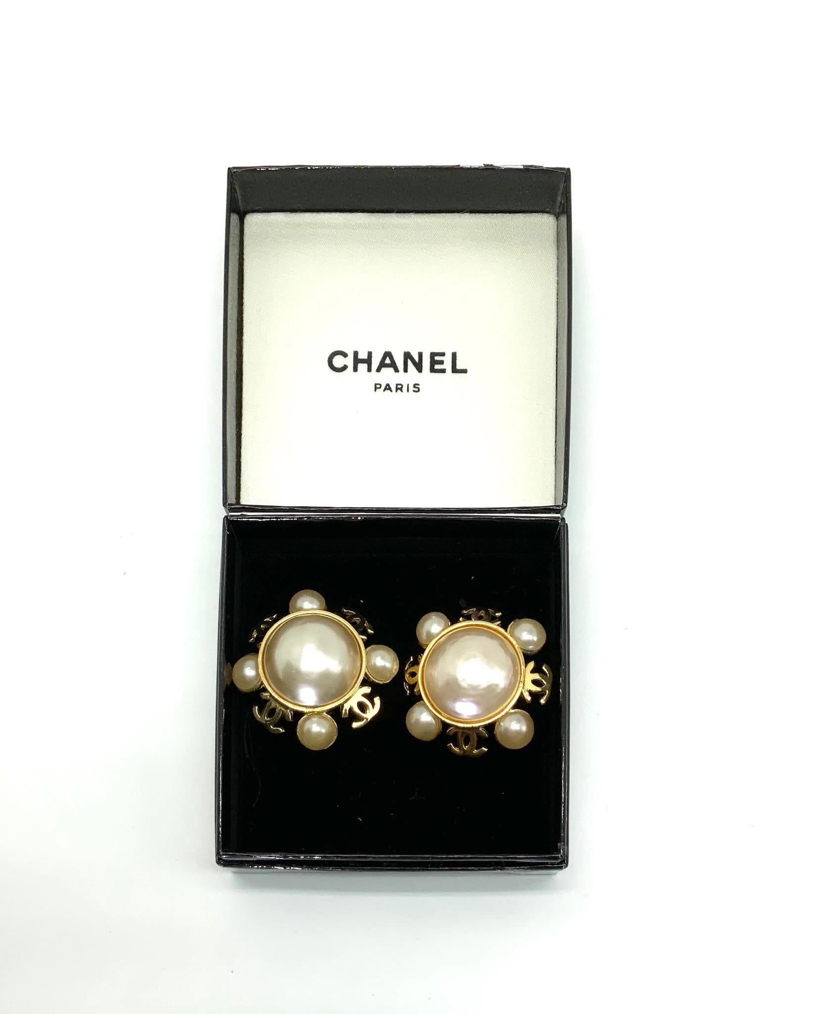 Chanel Earrings Vintage 1980s Clip on In Excellent Condition In London, GB