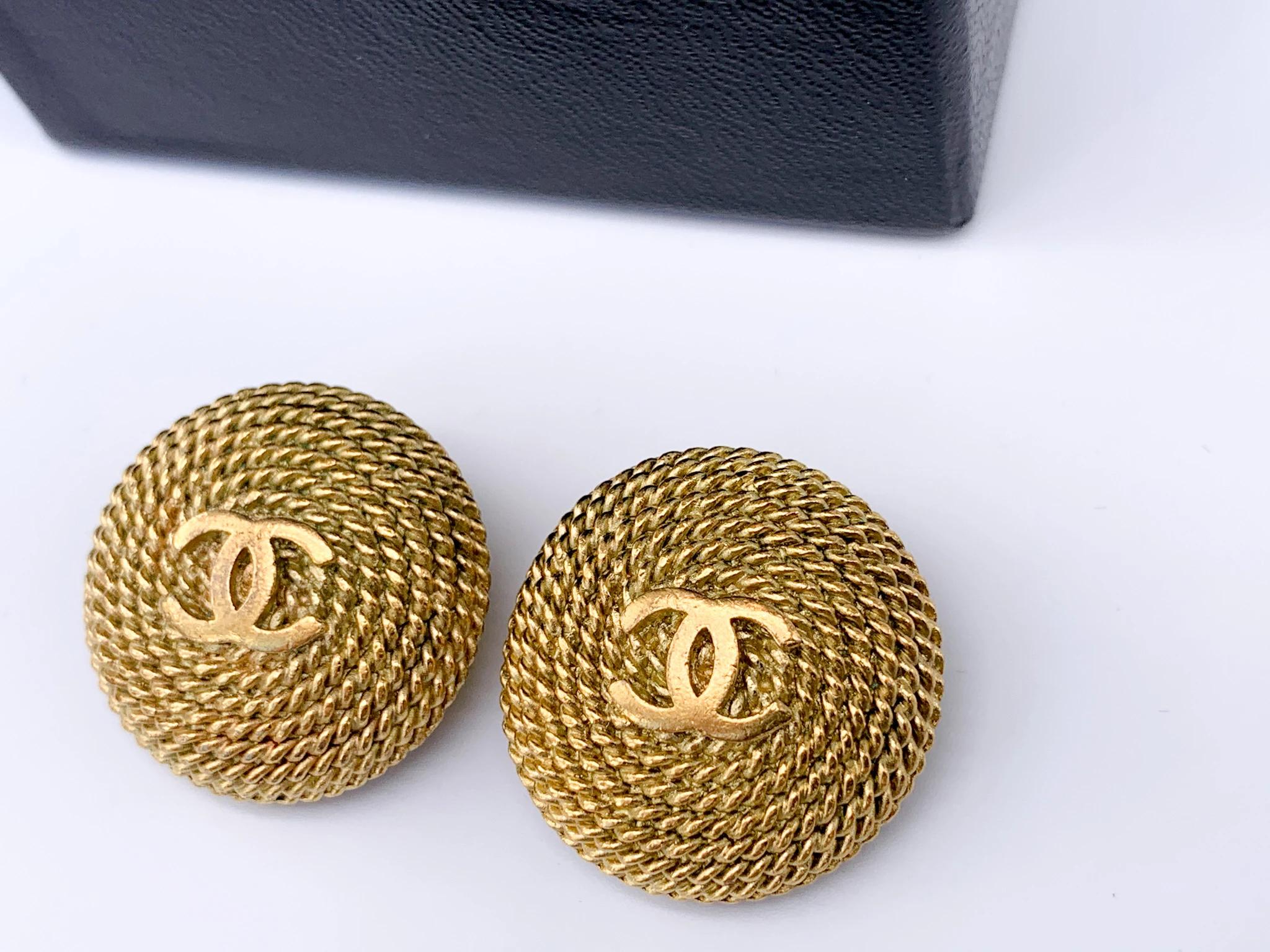 Chanel 1990s Vintage Clip On Earrings

Timelessly elegant earrings from the 90s chanel archive. This style of chanel button style earrings have become a contemporary wardrobe staple for style lovers everywhere.

Detail
-Made in France for the 1995