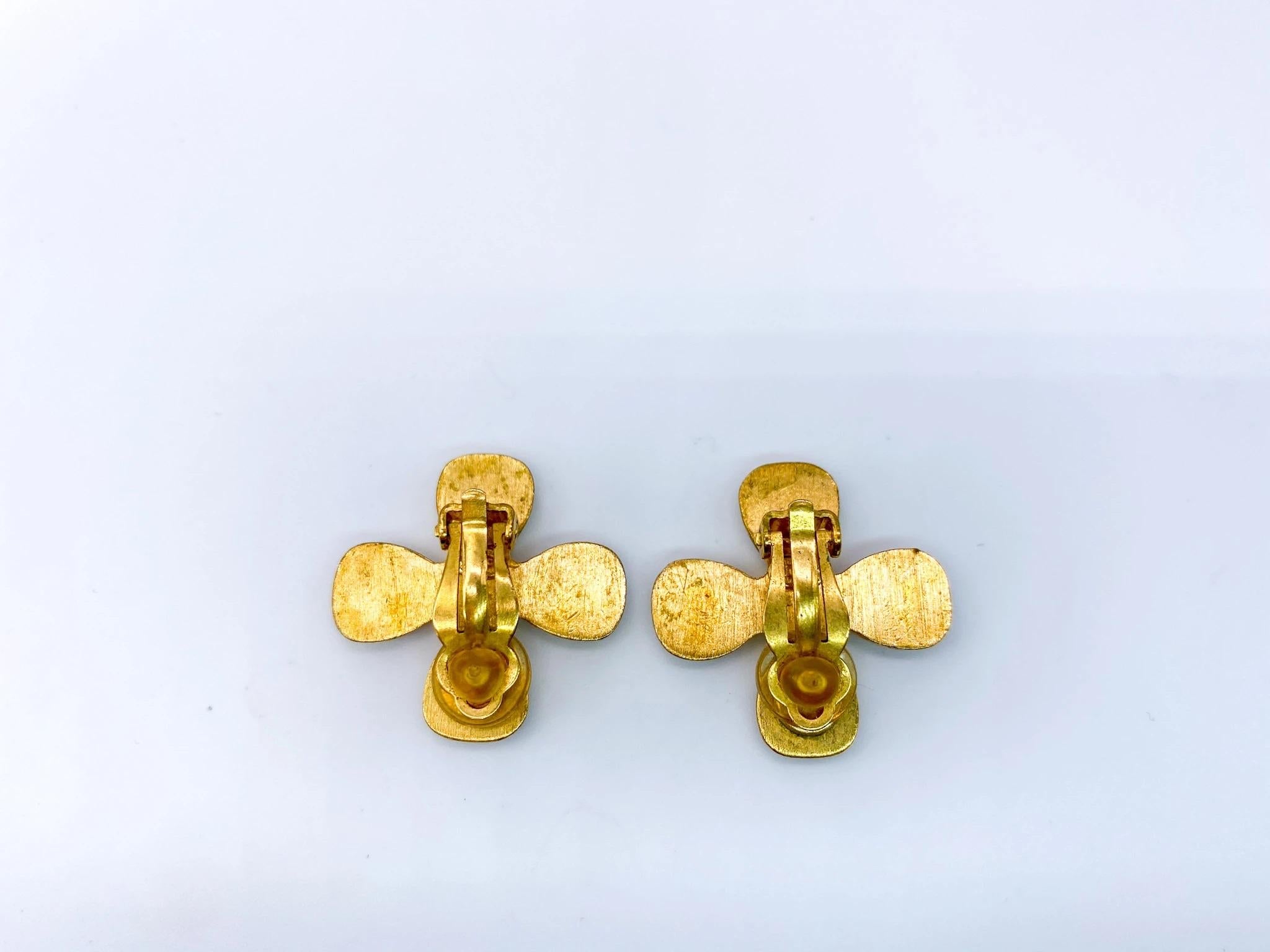 Chanel Earrings Vintage Clip On 2001 Cruise Collection 

Detail
-Made in France for the 2001 Cruise Collection
-Cast from gold plated metal
-Floral design
-Set with tiny crystals 

Size & Fit
-Measure approx 2.3cm / 0.91 inches across
-Good strong