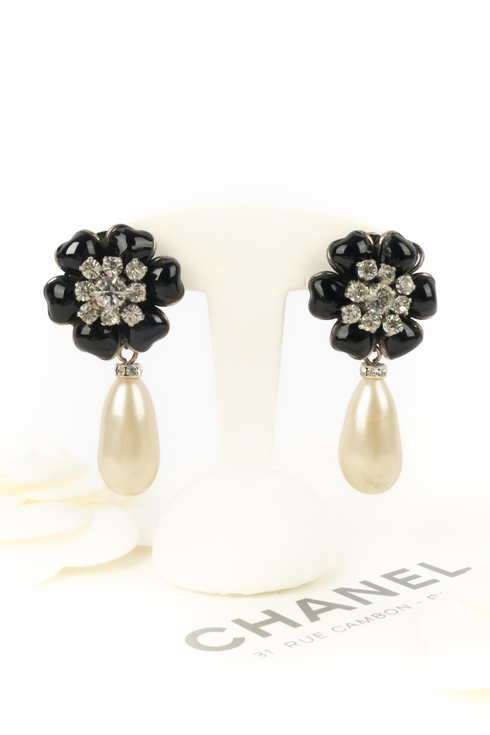 Chanel - (Made in France) Orecchini in metallo argentato con pasta di vetro nera, strass e gocce di perle in costume. Collezione Autunno-Inverno 1995 sotto la direzione artistica di Karl Lagerfeld.

Condizioni:
Buono stato

Dimensioni:
Altezza: 5