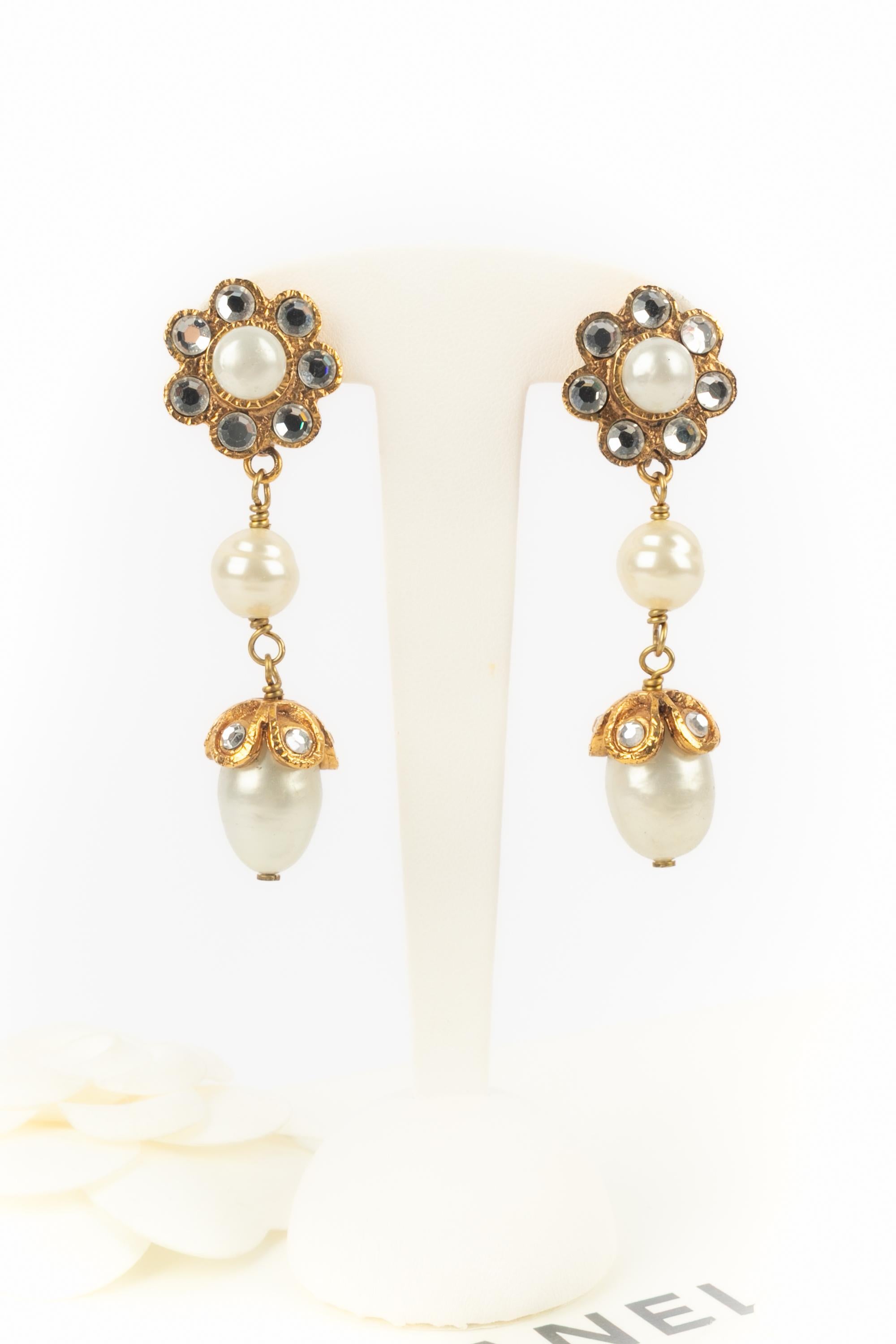 Chanel - (Made in France) Orecchini in metallo dorato con perle e strass. Collezione Autunno-Inverno 1996, sotto la direzione artistica di Karl Lagerfeld.

Condizioni:
Ottime condizioni

Dimensioni:
Lunghezza: 7 cm

SKU:BOB25