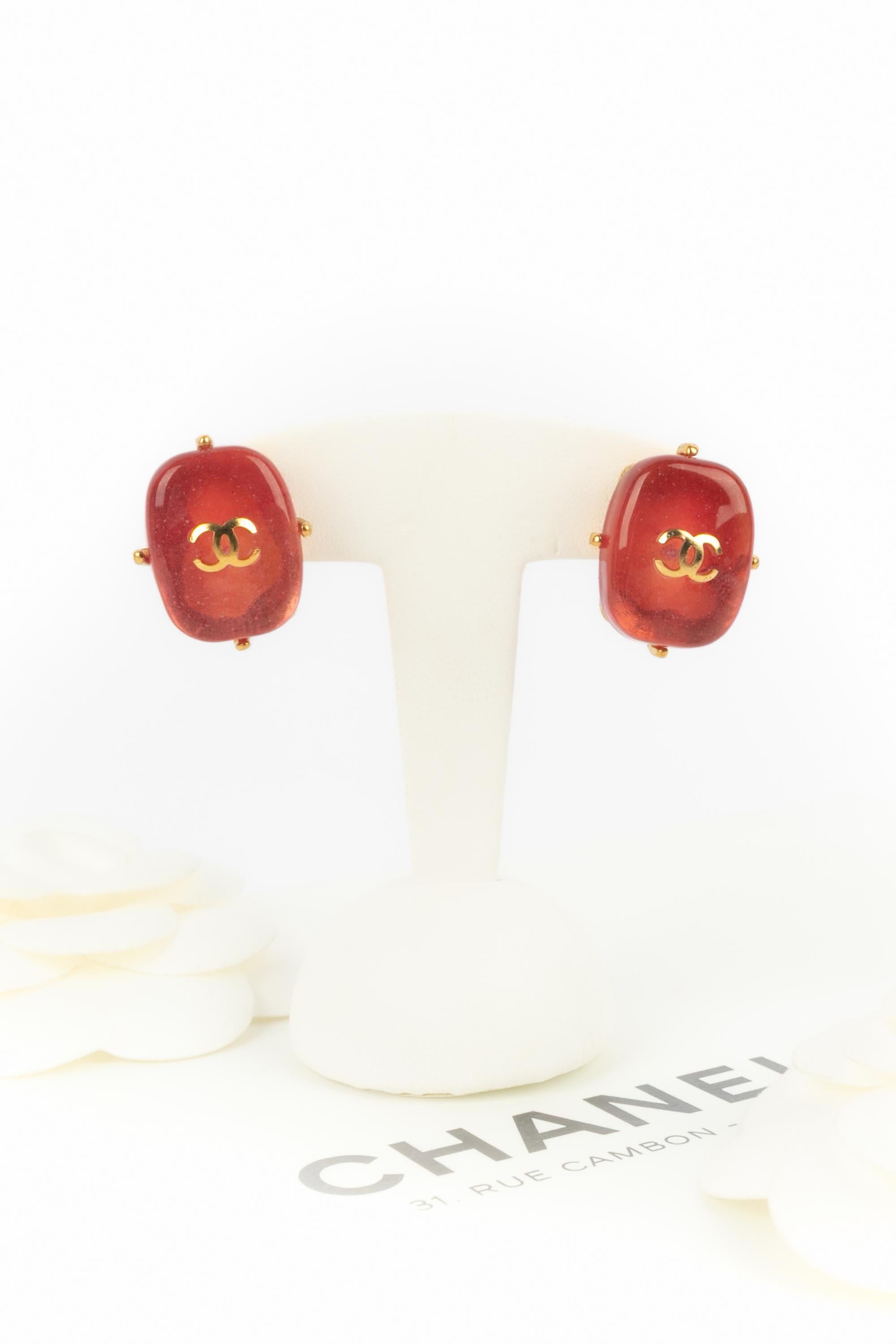 CHANEL - (Made in France) Golden metal clip-on earrings with pink glass paste. 1997 Fall-Winter Collection under the artistic direction of Karl Lagerfeld.

Condition:
Very good condition

Dimensions:
Length: 2 cm

SKU:BOB48